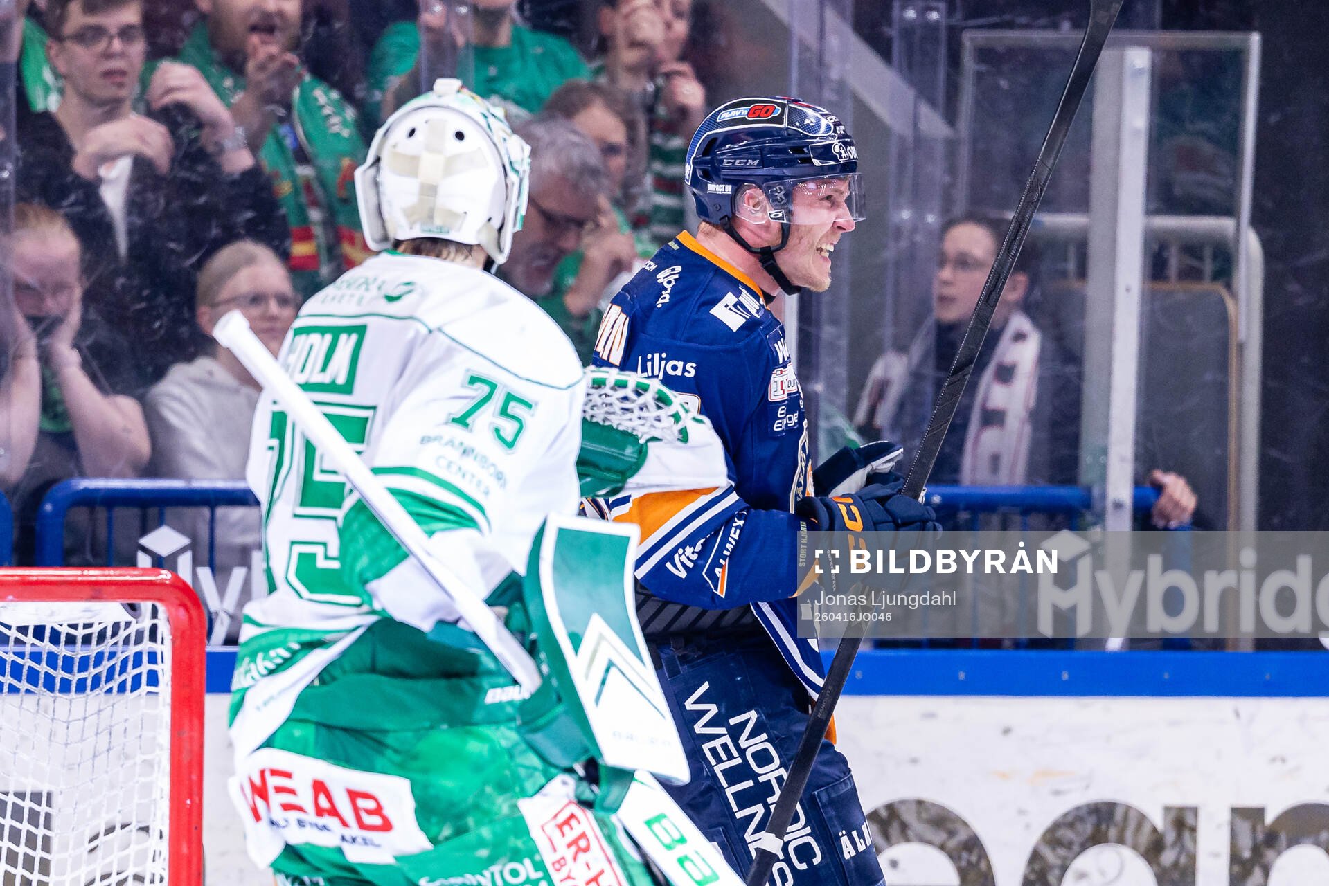 Växjös Dennis Rasmussen jublar