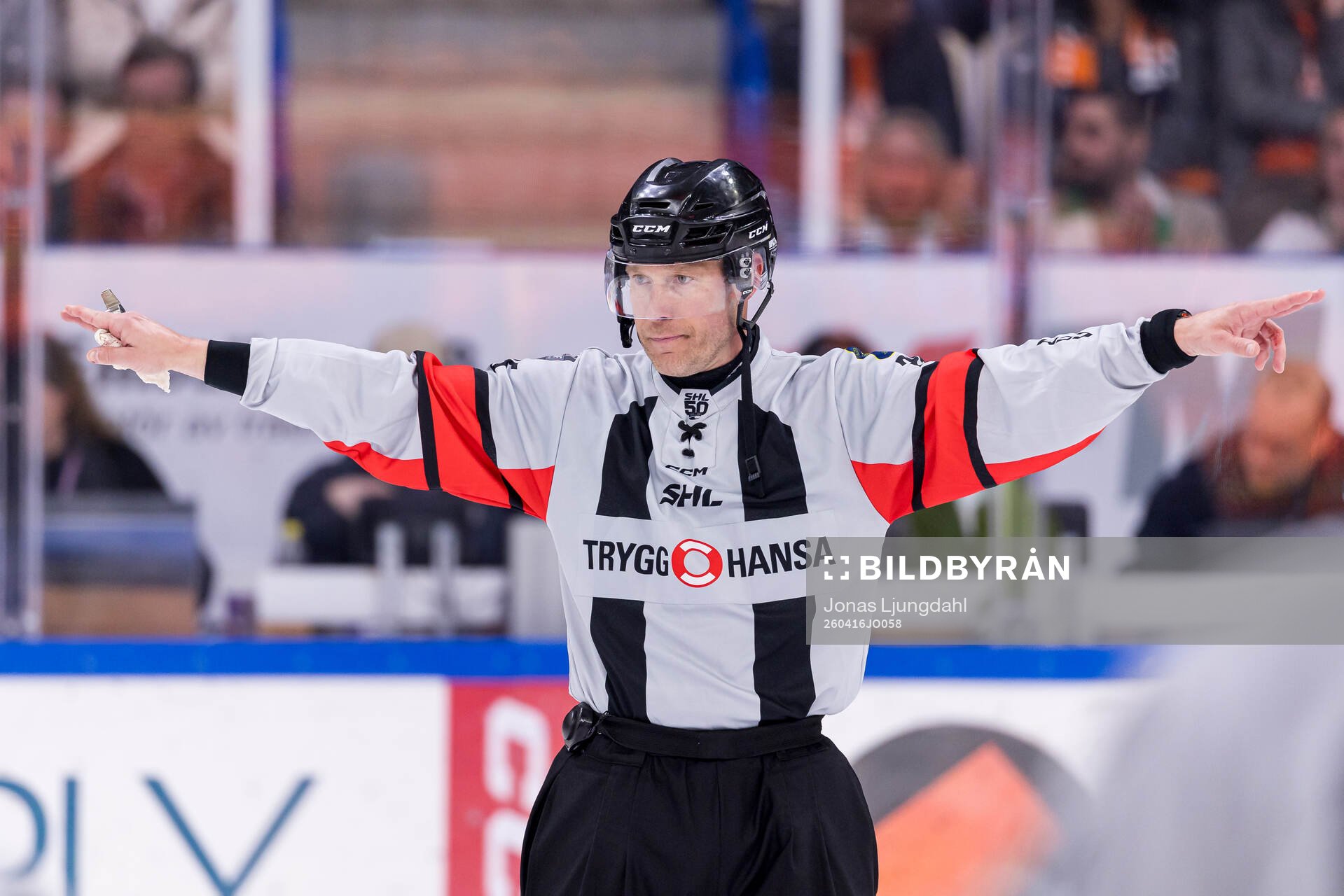 Domare Tobias Björk dömer bort Växjös 3-3 mål