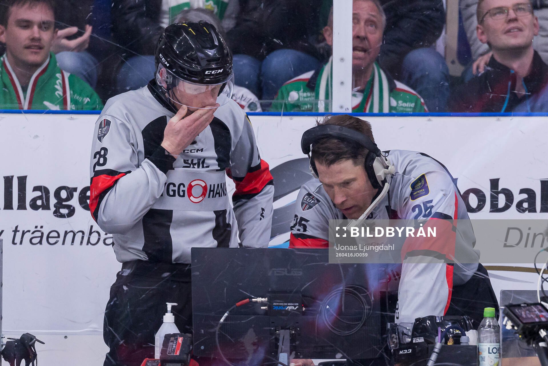 Domare Mikael Holm och Tobias Björk videogranskar Växjös