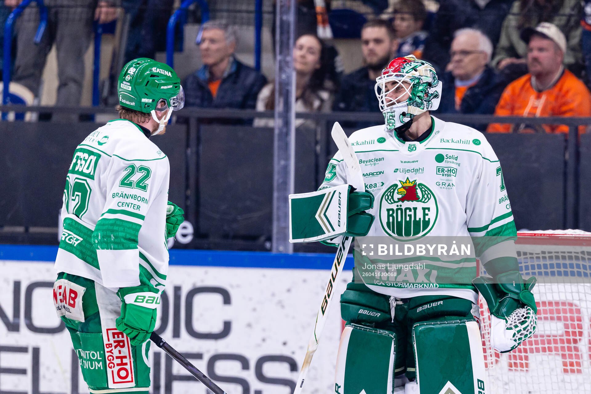 Rögles Fredrik Olofsson och målvakt Arvid Holm jublar