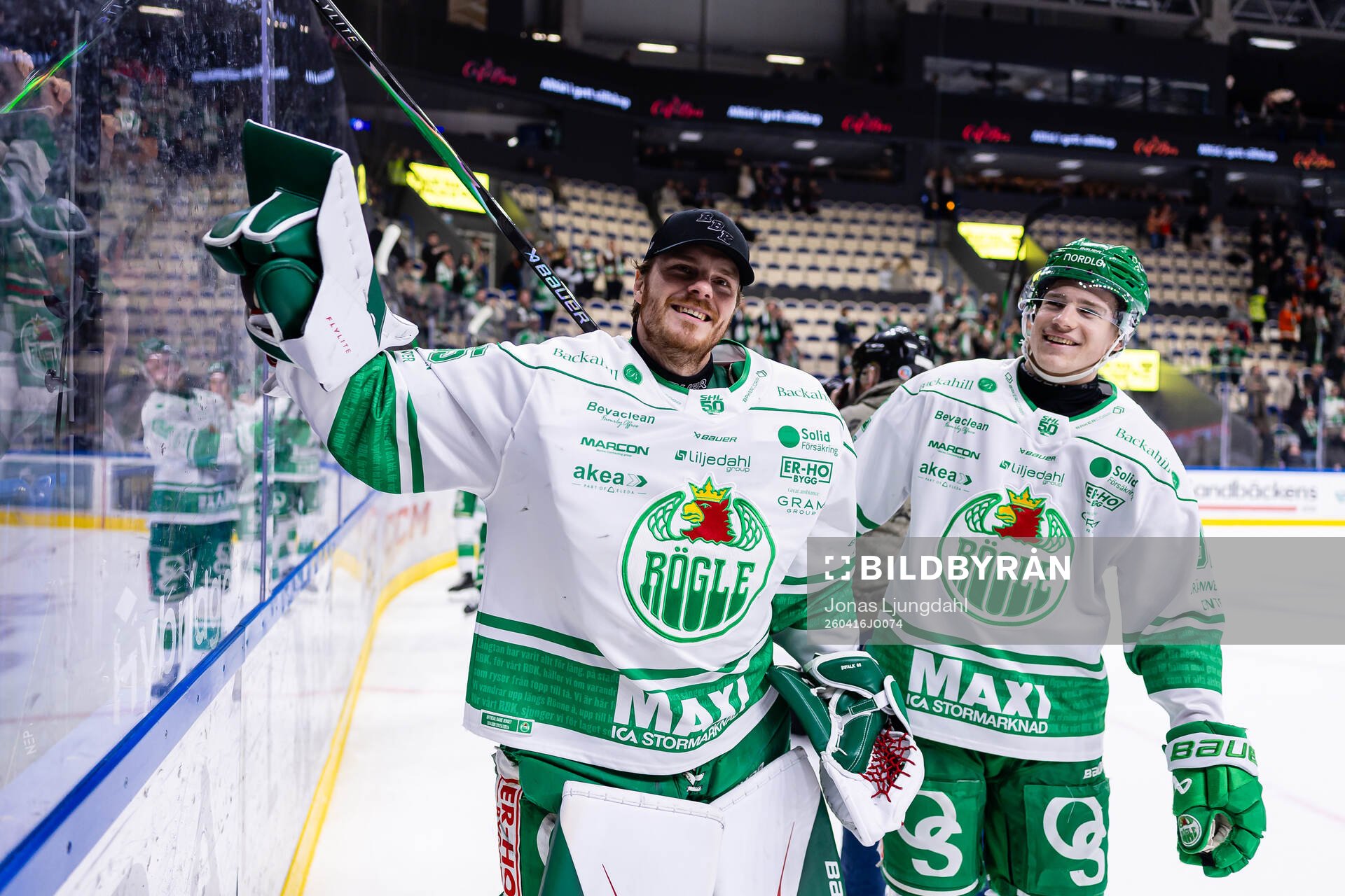 Rögles målvakt Christoffer Rifalk och Isac Solberg jublar