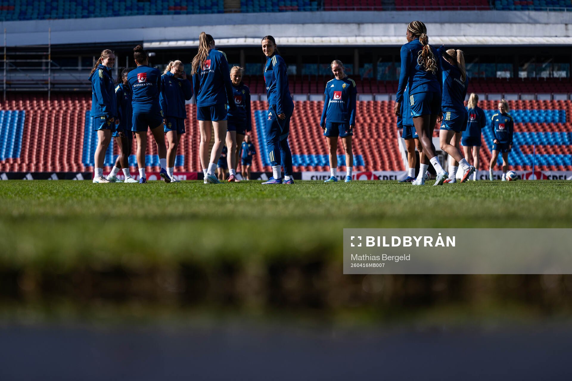 Rosa Kafaji with team mates of the Swedish women's national