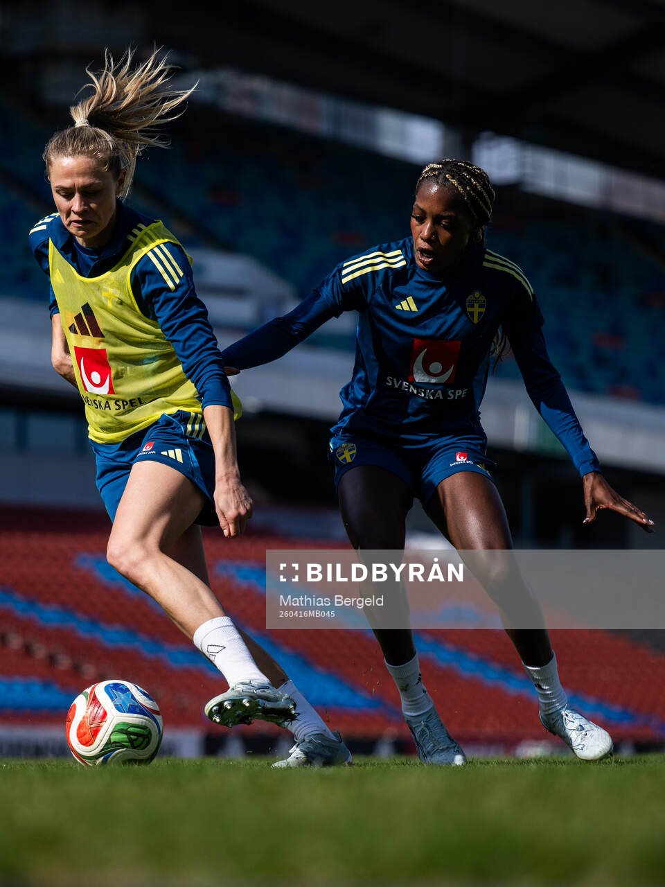 Fridolina Rolfö and Evelyn Ijeh of the Swedish women's