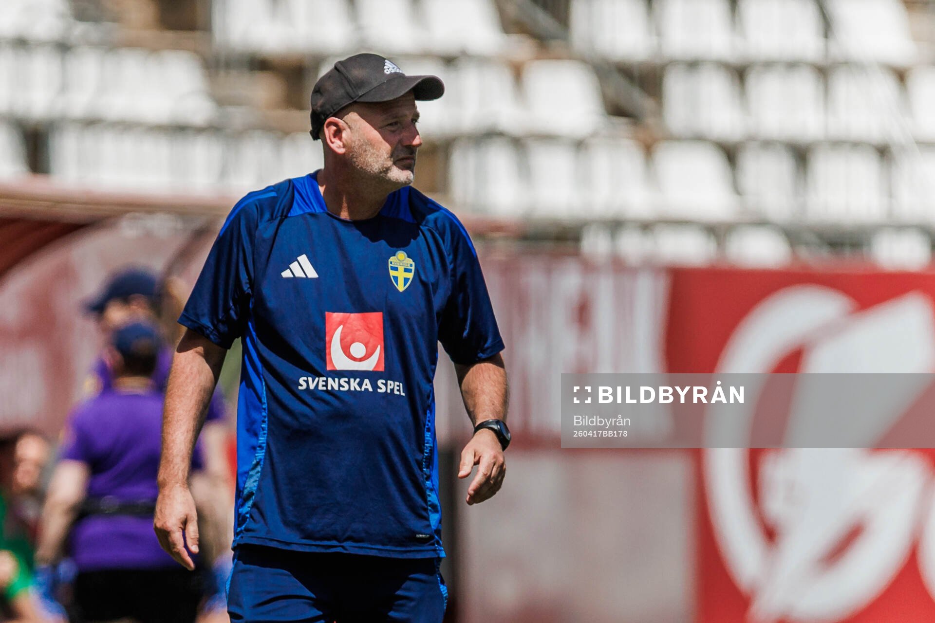 Coach Magnus Wikman of Sweden