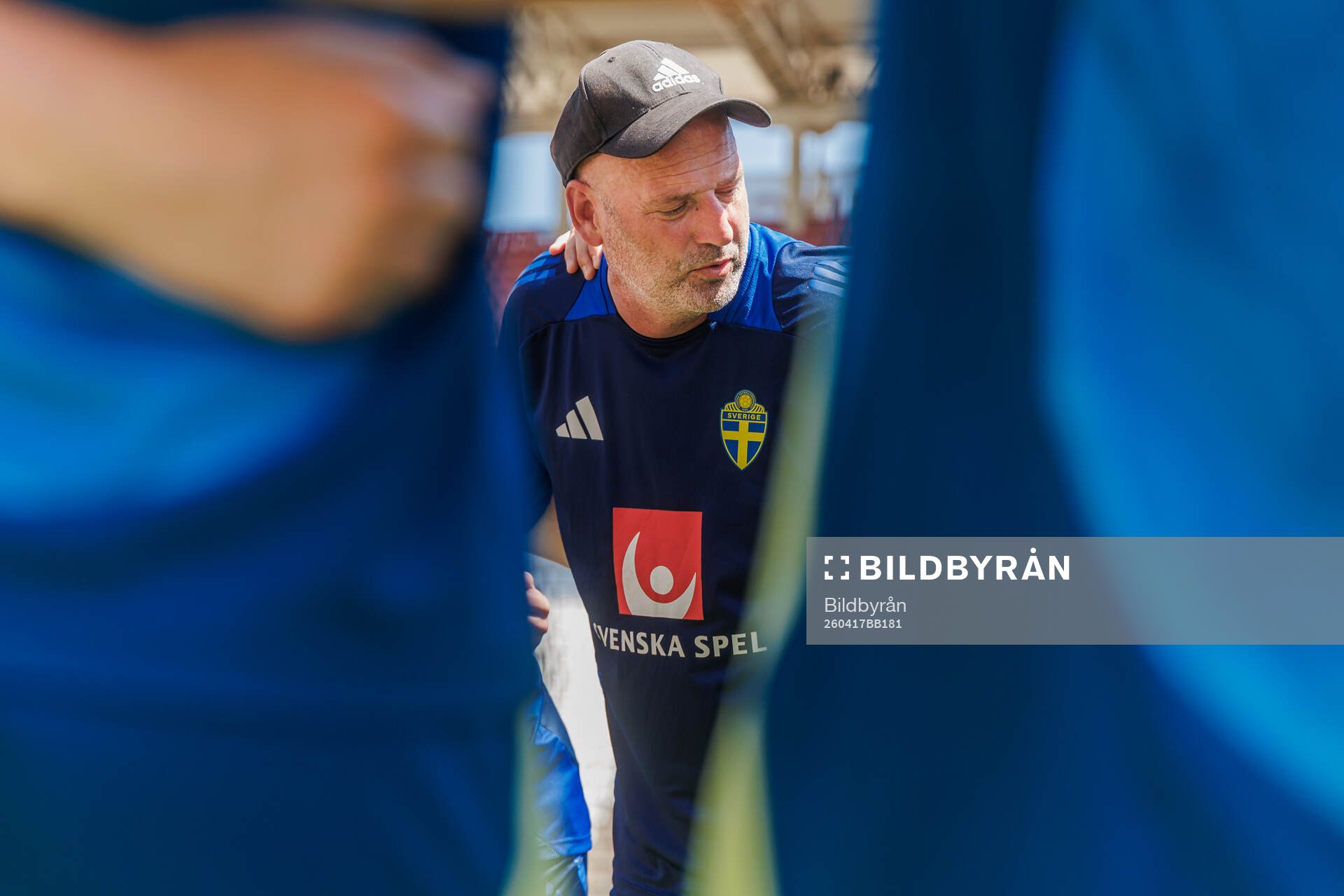 Coach Magnus Wikman of Sweden