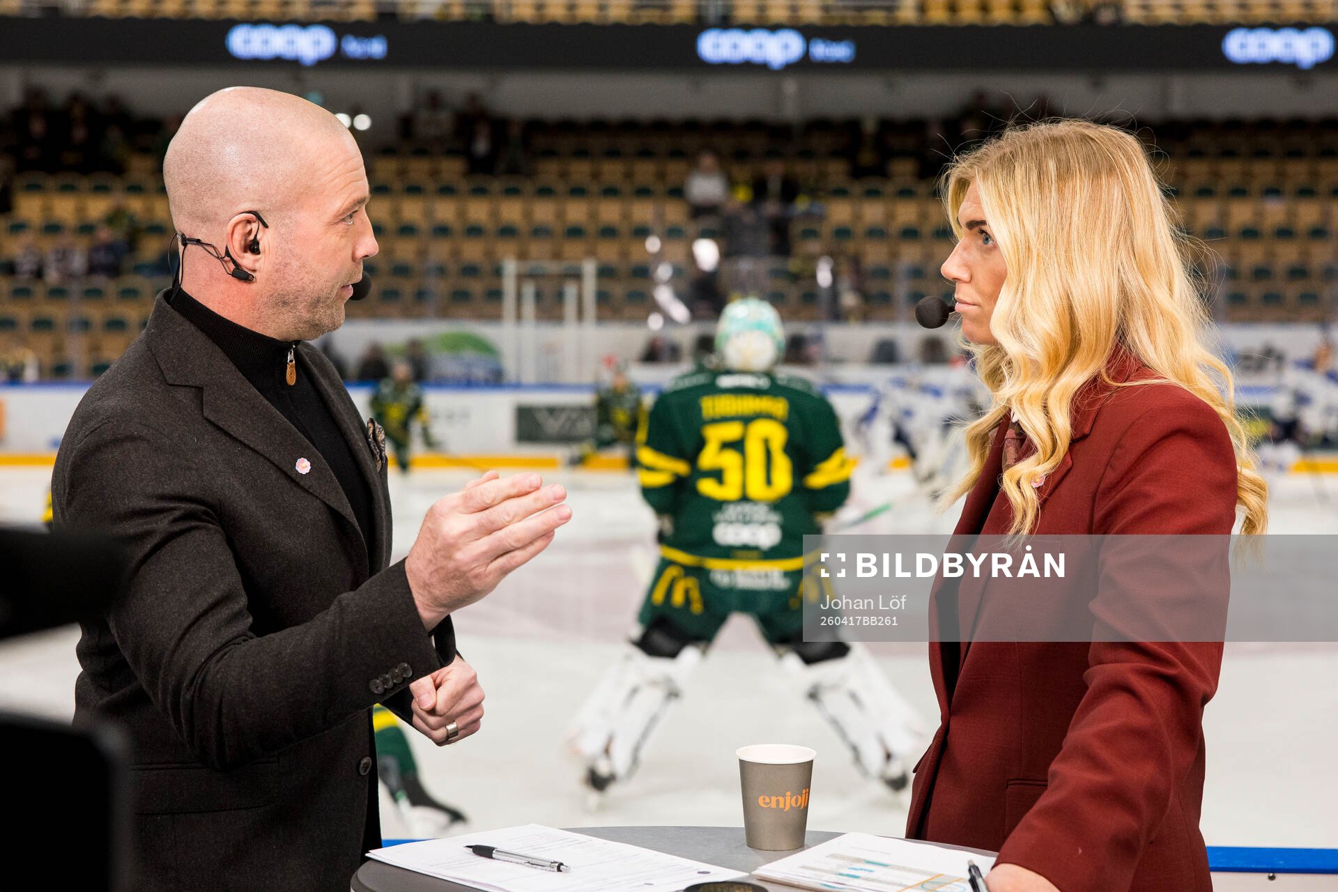 V4s kommentator Johan Tornberg och Kajsa Kalméus