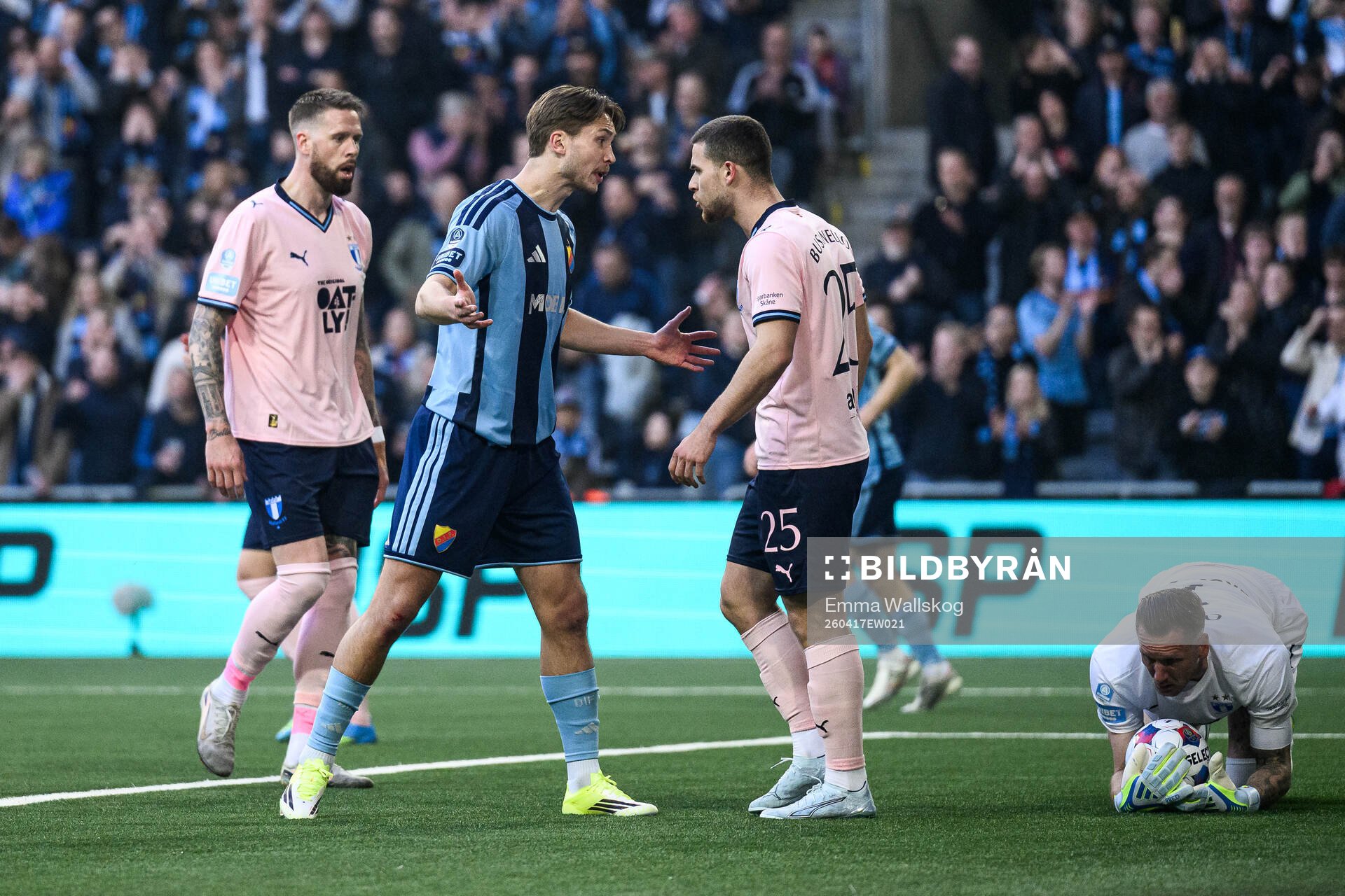 Djurgårdens Miro Tenho och Malmö FFs Gabriel Busanello