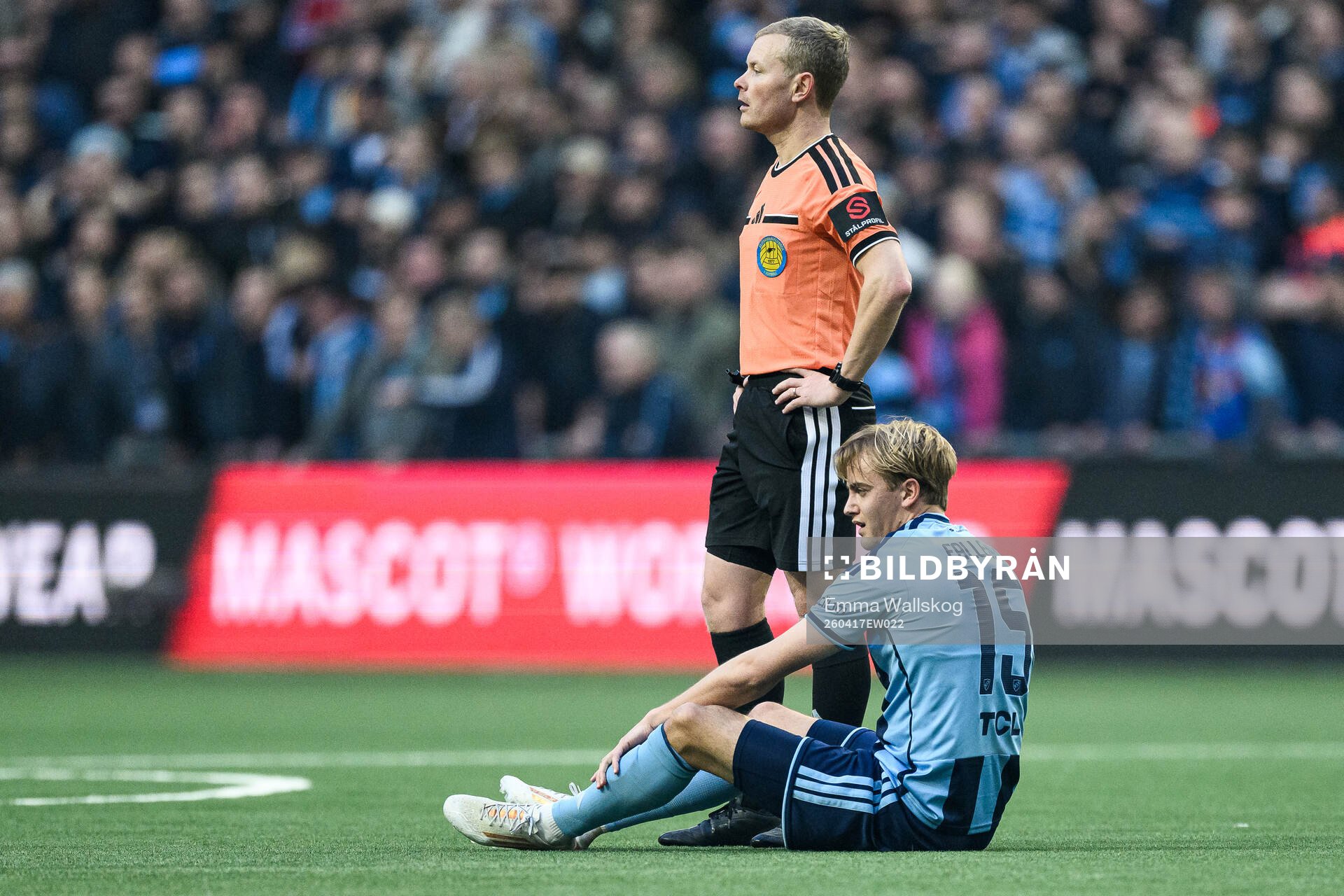 Domare Fredrik Klitte och Djurgårdens Oskar Fallenius
