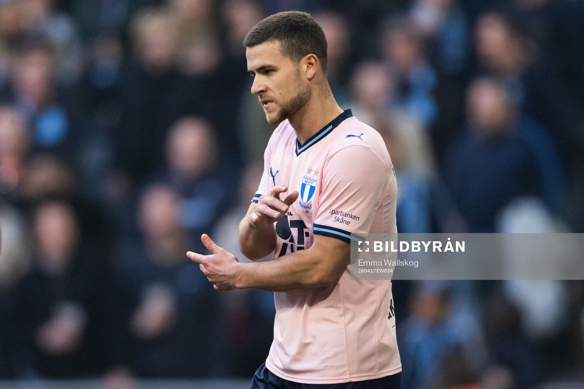 Malmö FFs Gabriel Busanello deppar