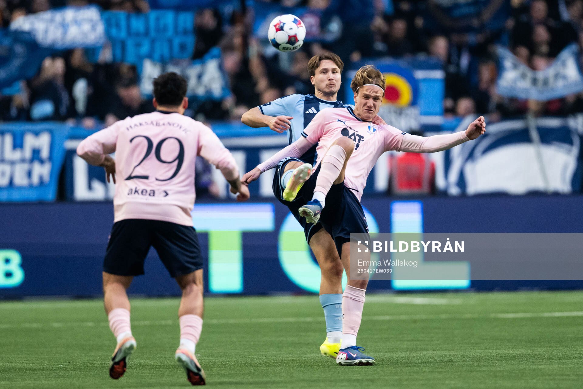 Djurgårdens Miro Tenho och Malmö FFs Erik Botheim
