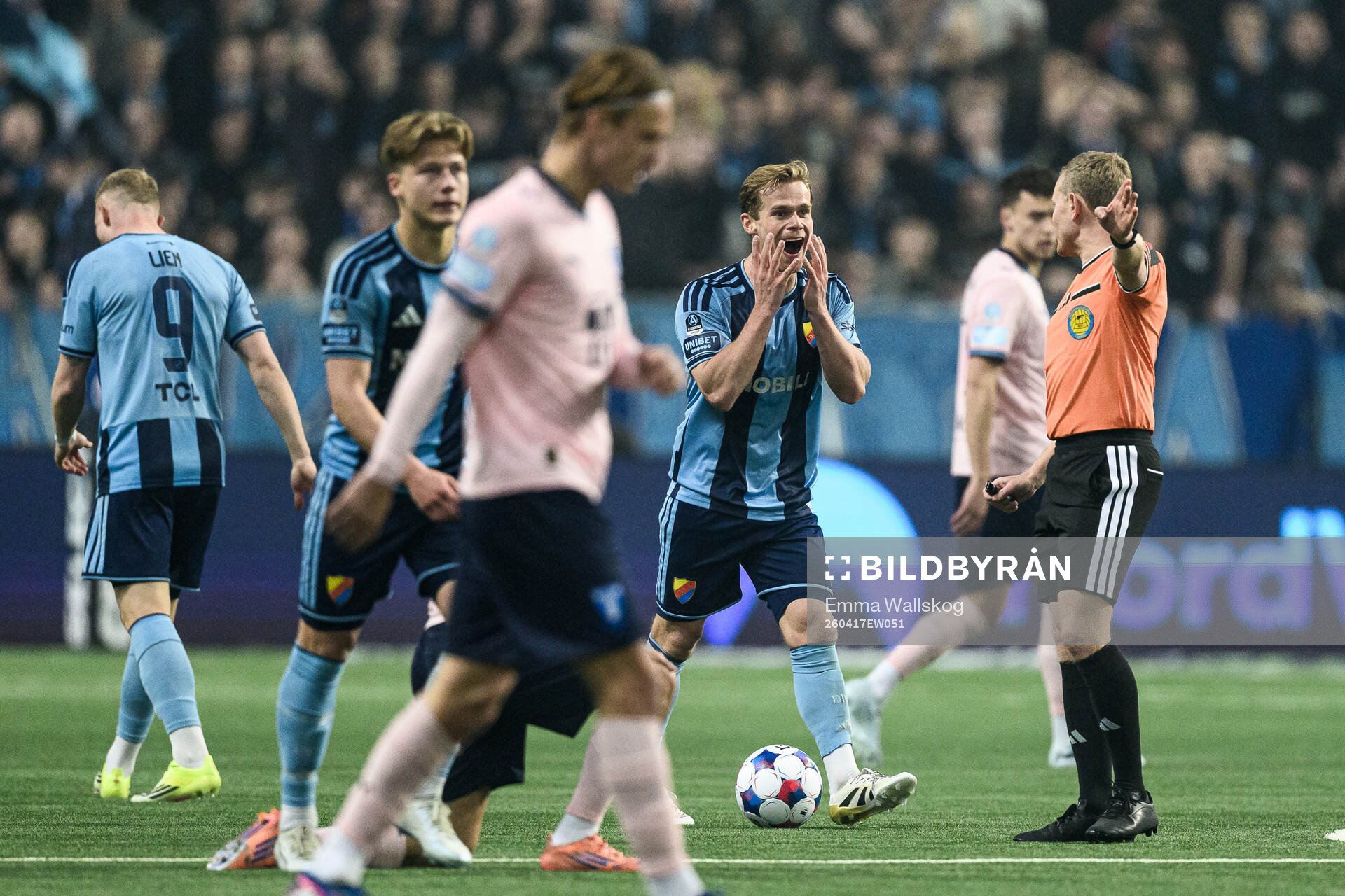 Djurgårdens Hampus Finndell i diskussion med Domare