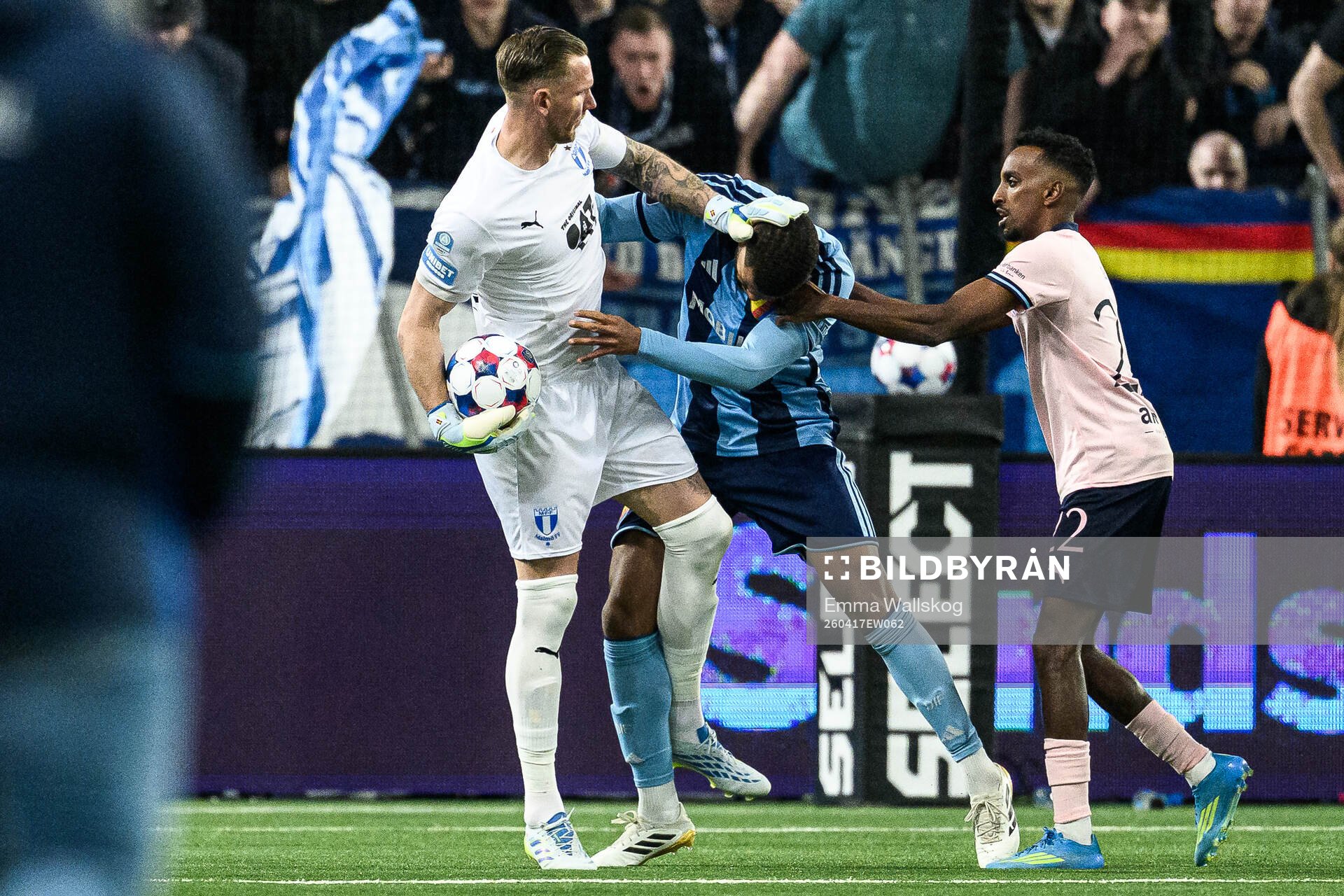 Malmö FFs målvakt Robin Olsen och Taha Ali och