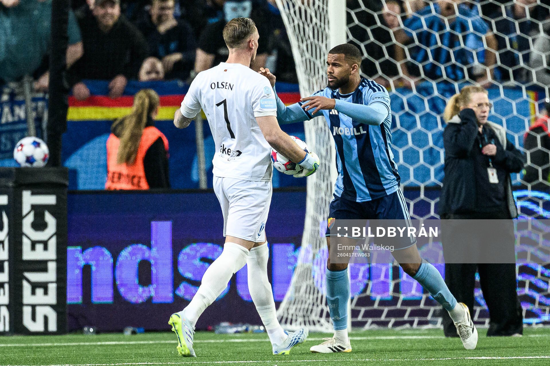 Malmö FFs målvakt Robin Olsen och Djurgårdens Leon Hien