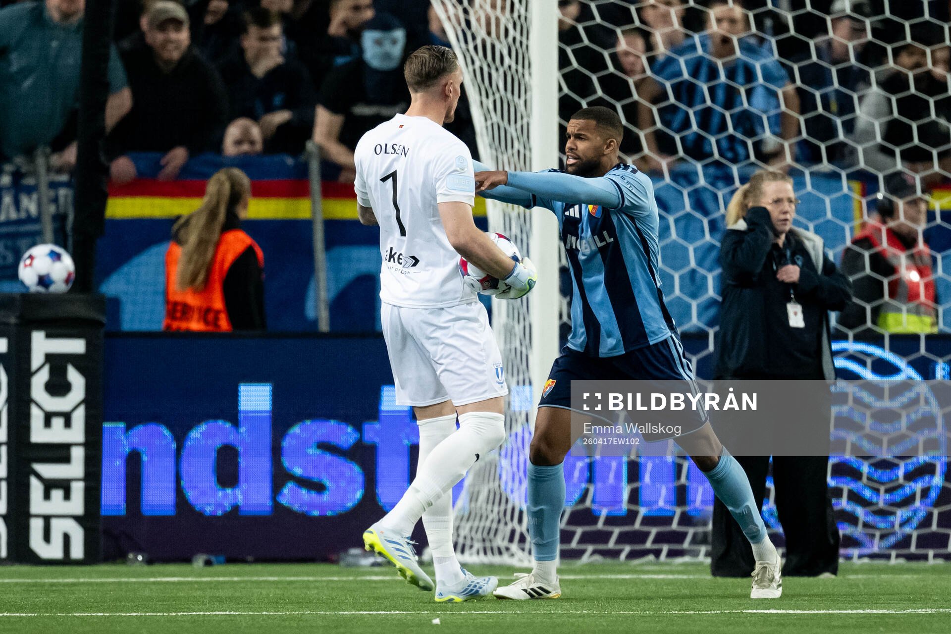 Malmö FFs målvakt Robin Olsen och Djurgårdens Leon Hien