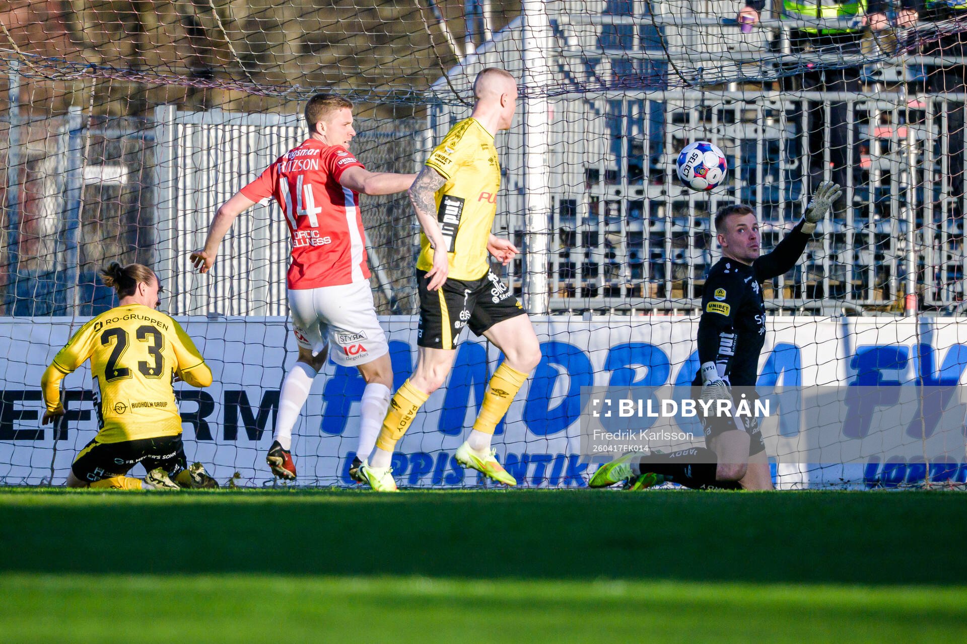 Degerfors Ludvig Fritzson och Elfsborgs målvakt Isak