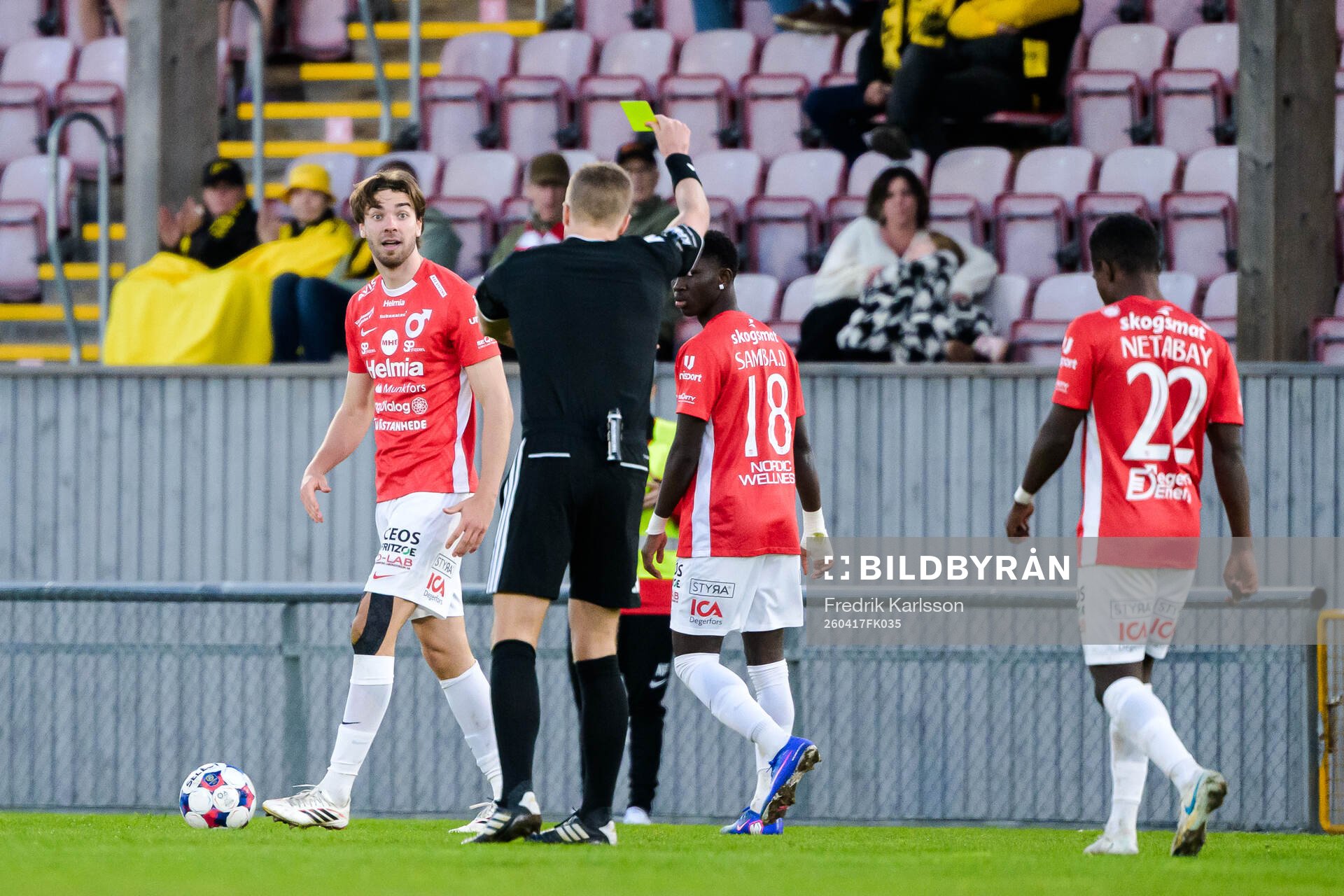 Degerfors Juhani Pikkarainen tilldelas ett gult kort av