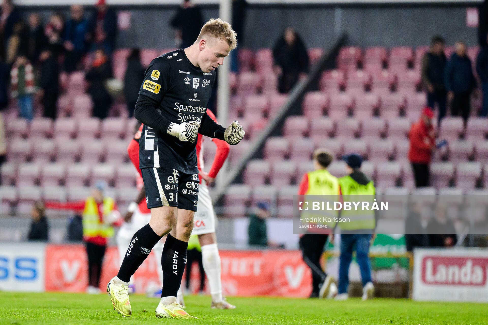 Elfsborgs målvakt Isak Pettersson jublar