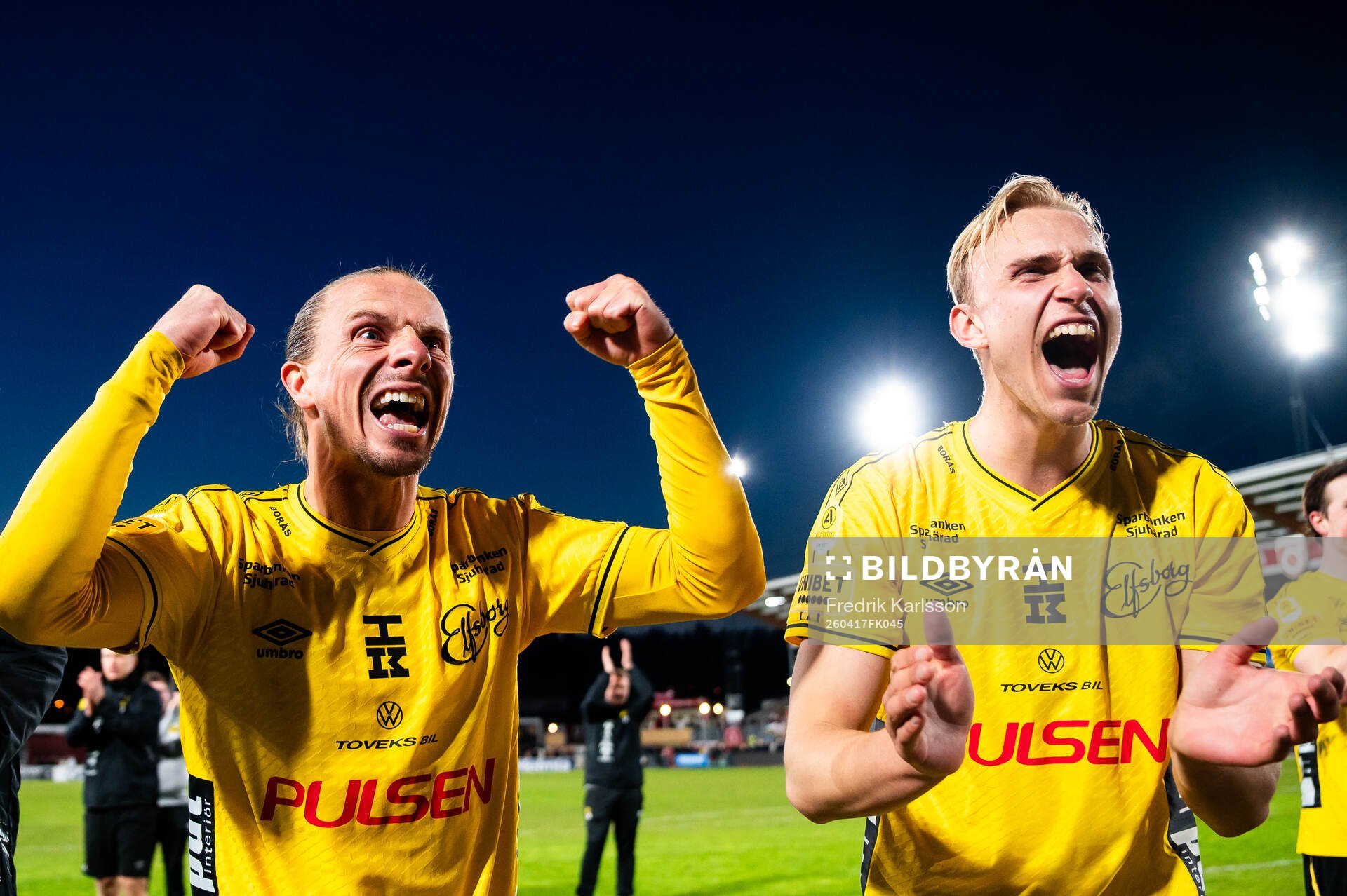 Elfsborgs Niklas Hult och Leo Östman jublar