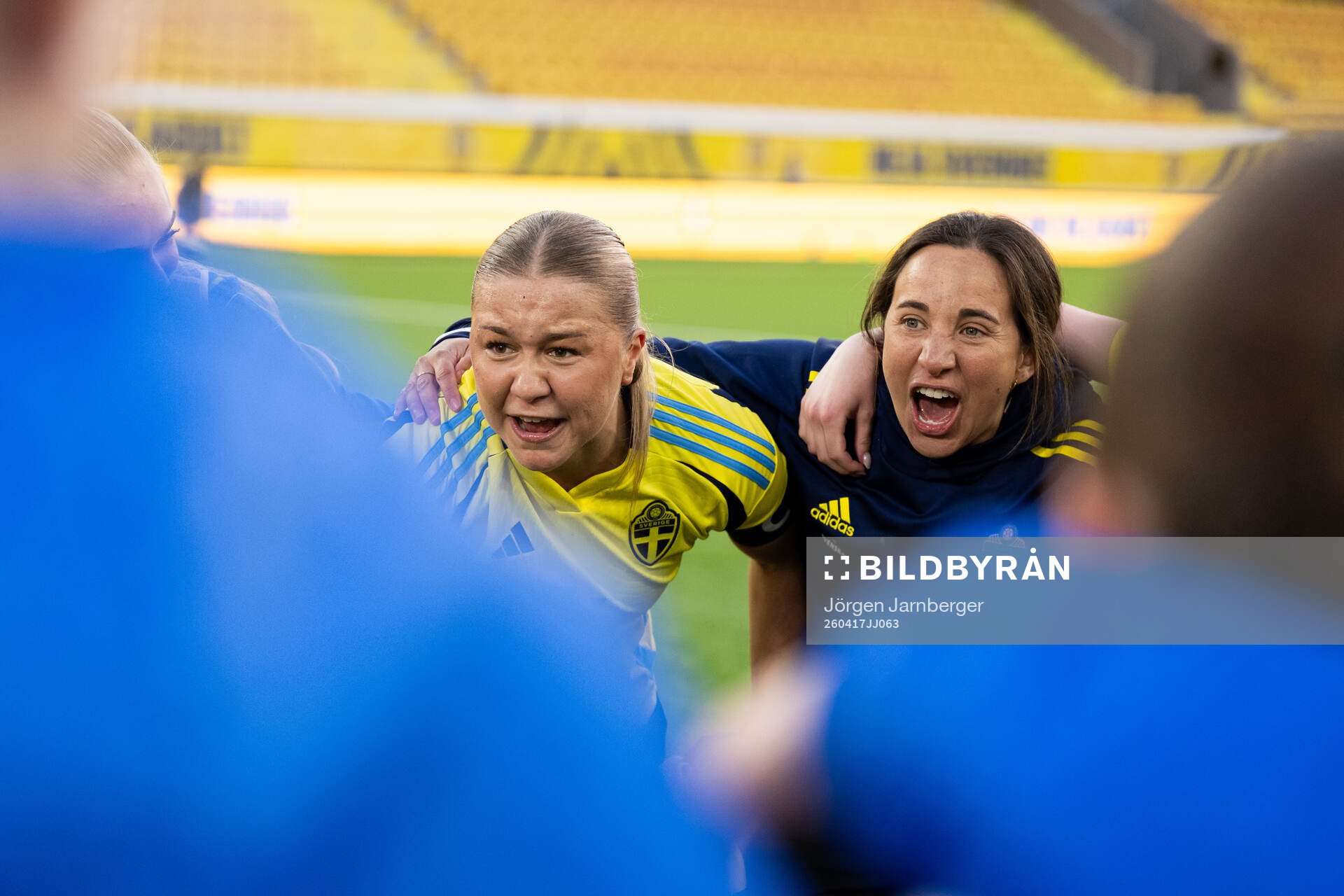 Alice Broman and coach Briana Campos of Sweden celebrates