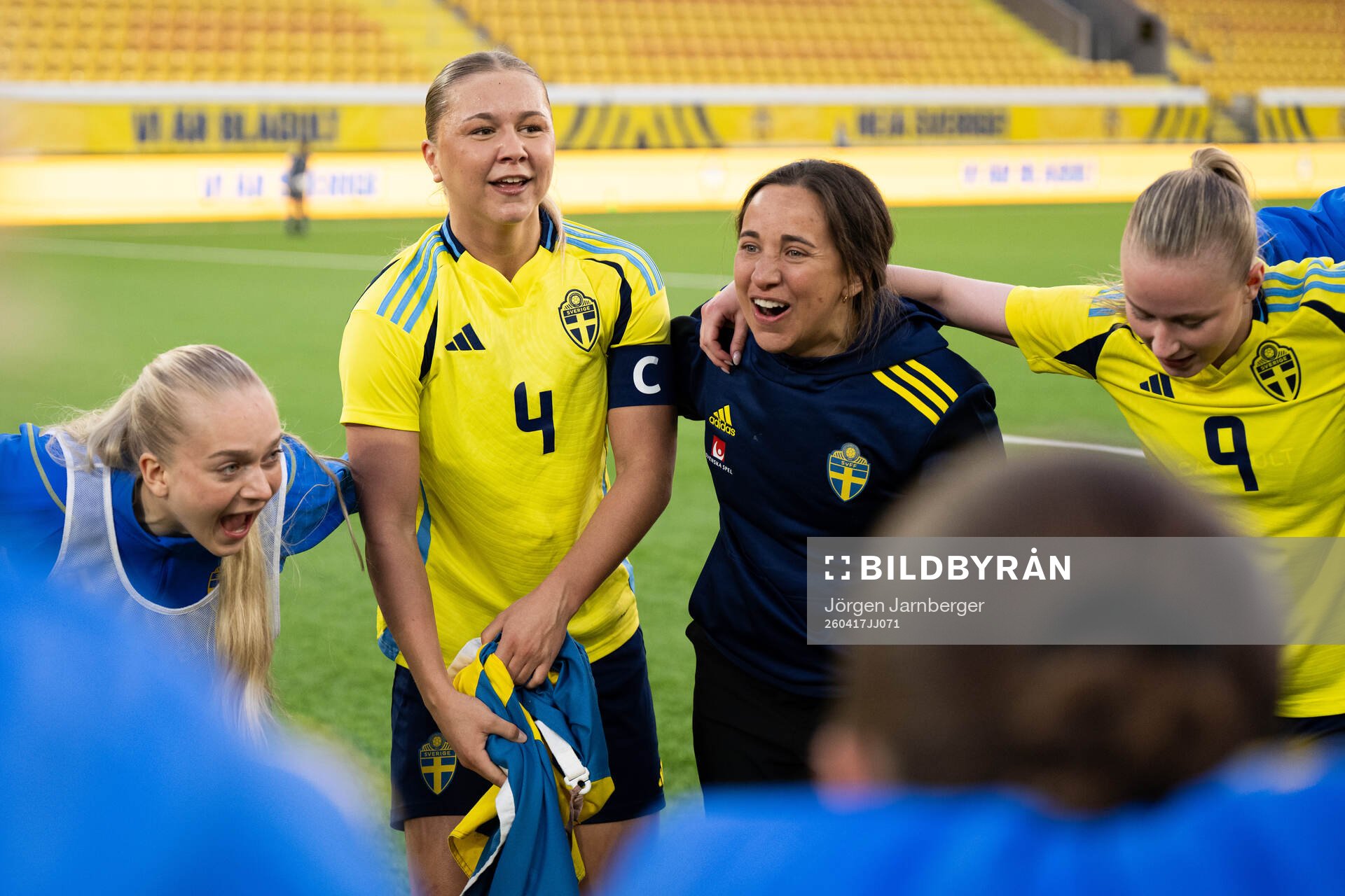 Alice Broman and coach Briana Campos of Sweden celebrates