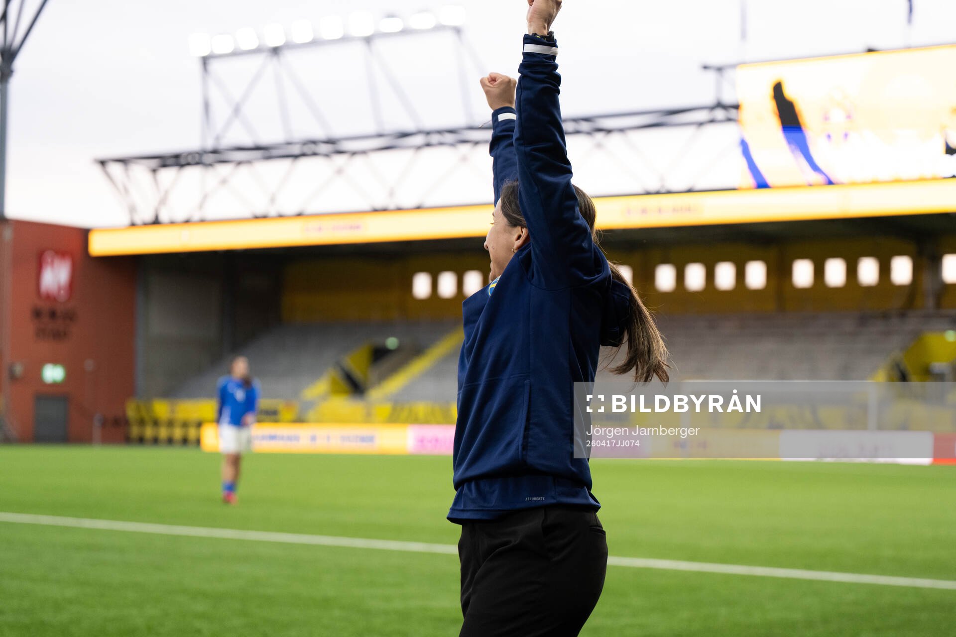 Coach Briana Campos  of Sweden celebrate