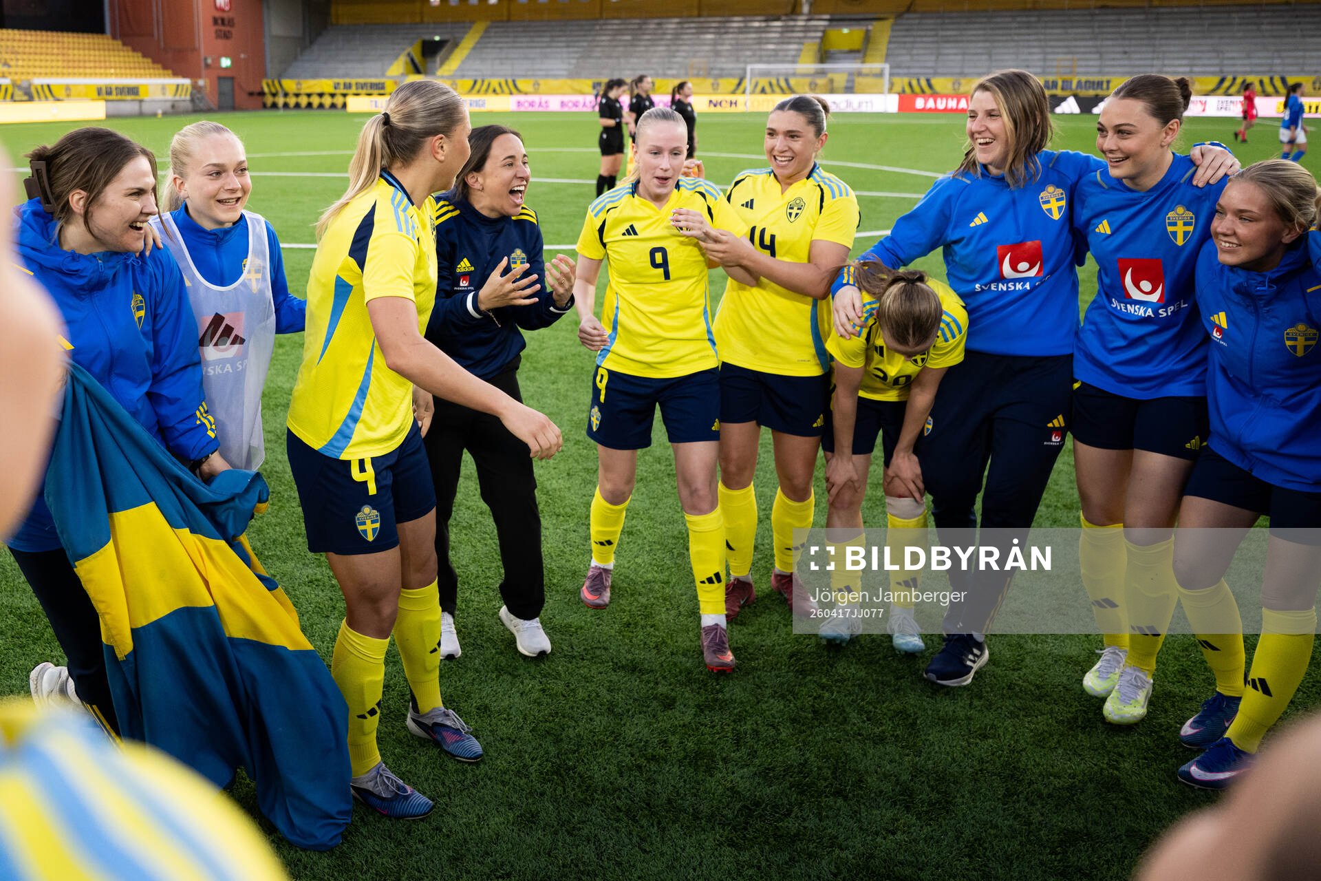 Coach Briana Campos celebrate with players of Sweden