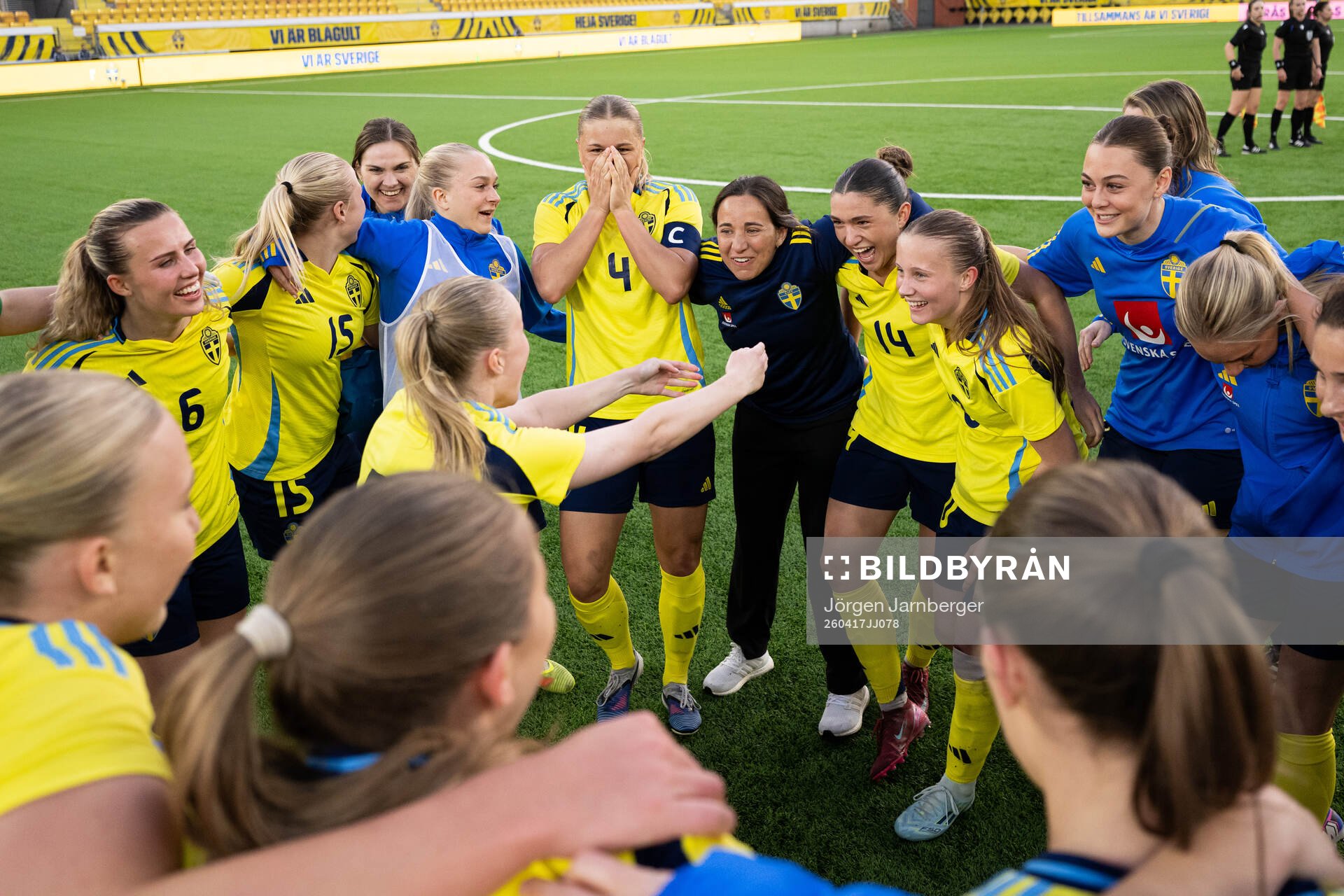 Coach Briana Campos celebrate with players of Sweden