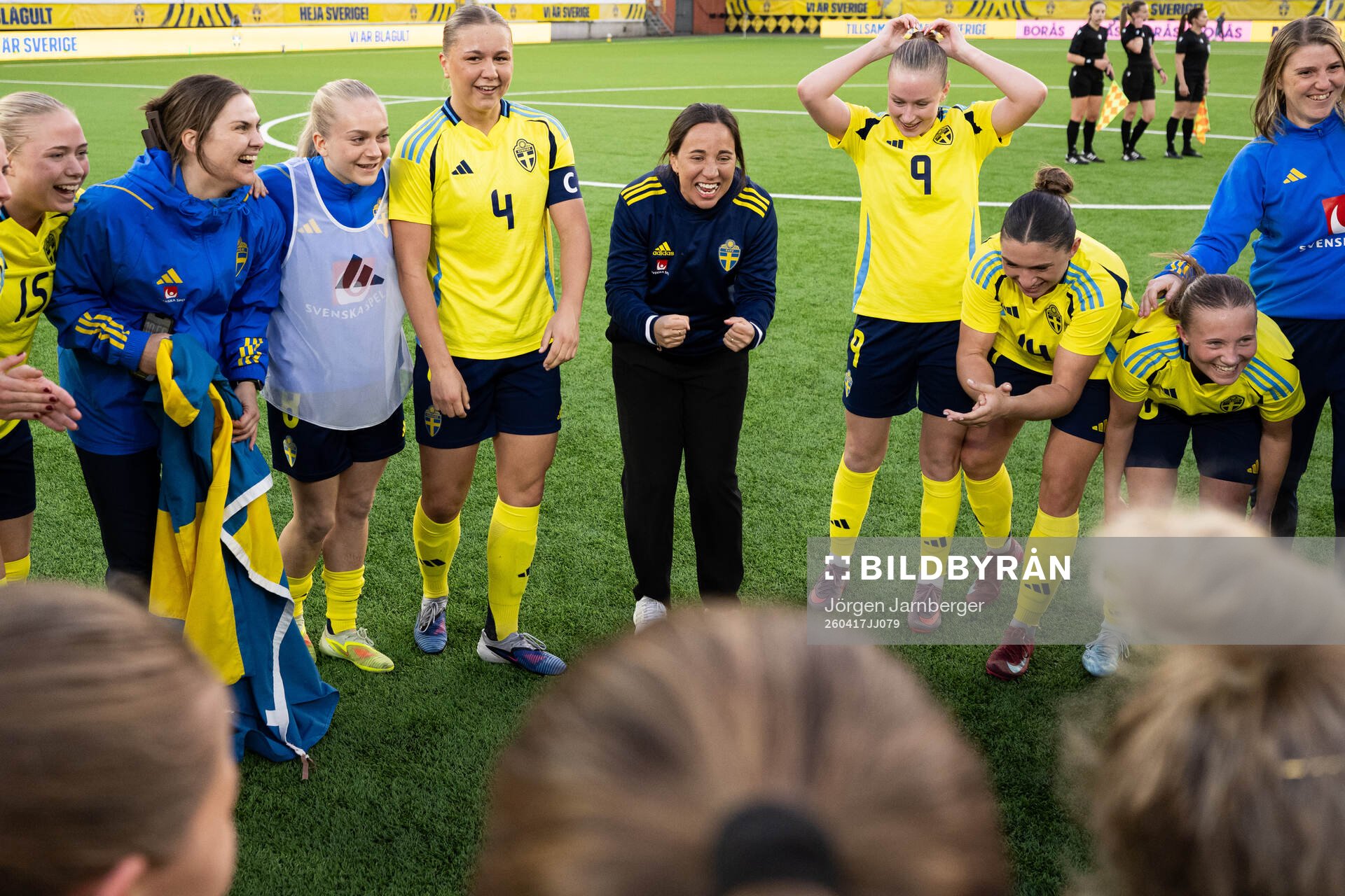Coach Briana Campos celebrate with players of Sweden