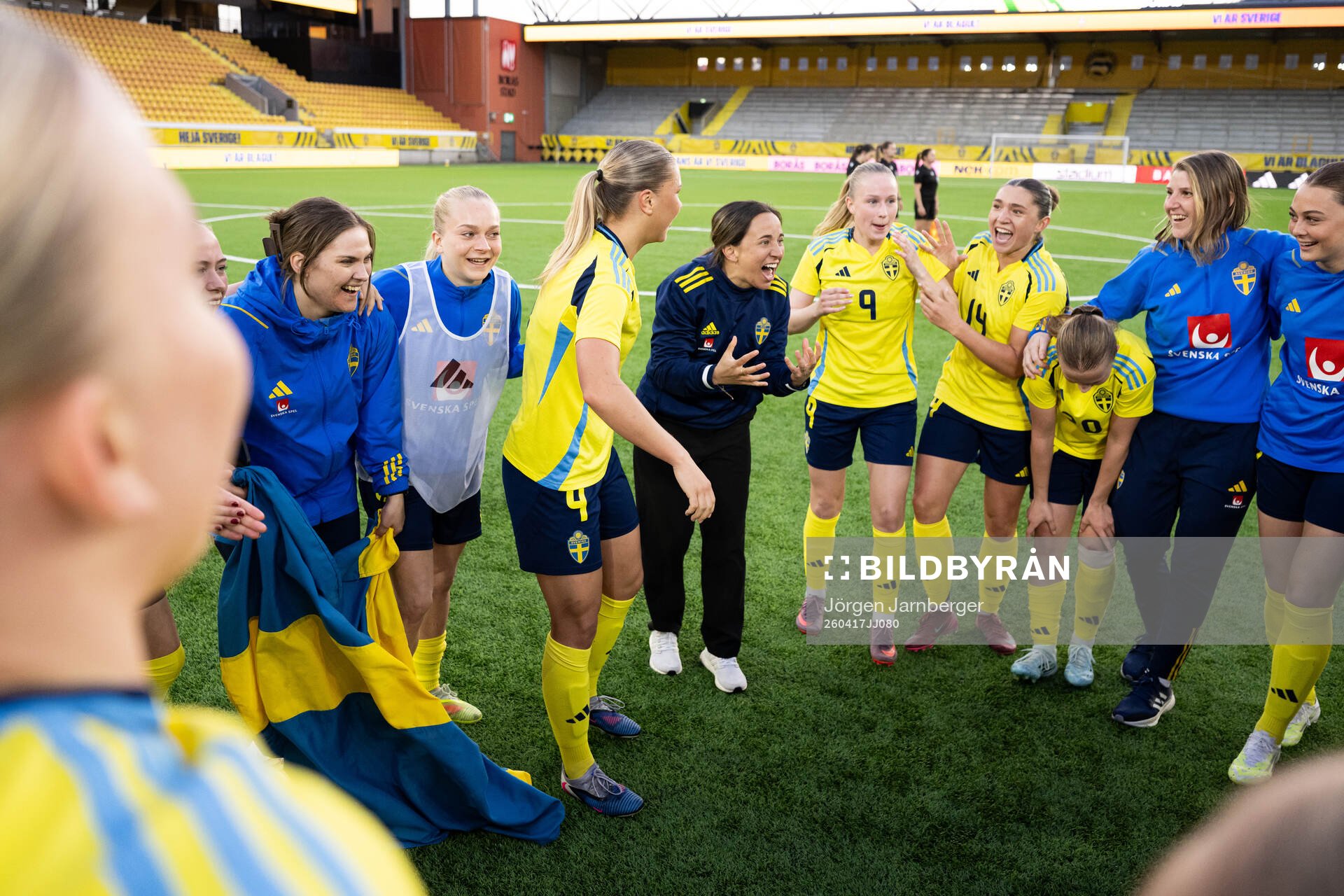Coach Briana Campos celebrate with players of Sweden