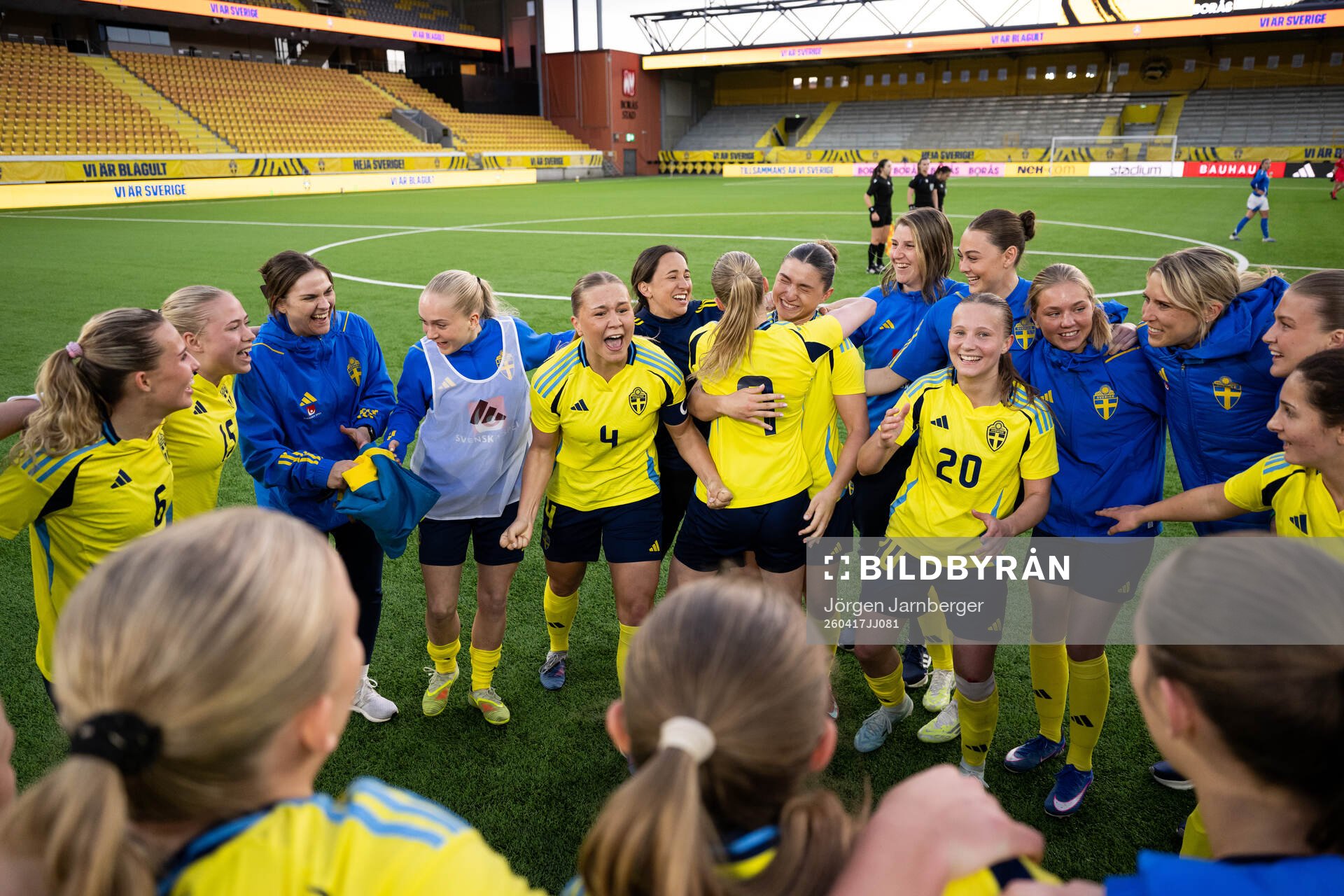 Coach Briana Campos celebrate with players of Sweden