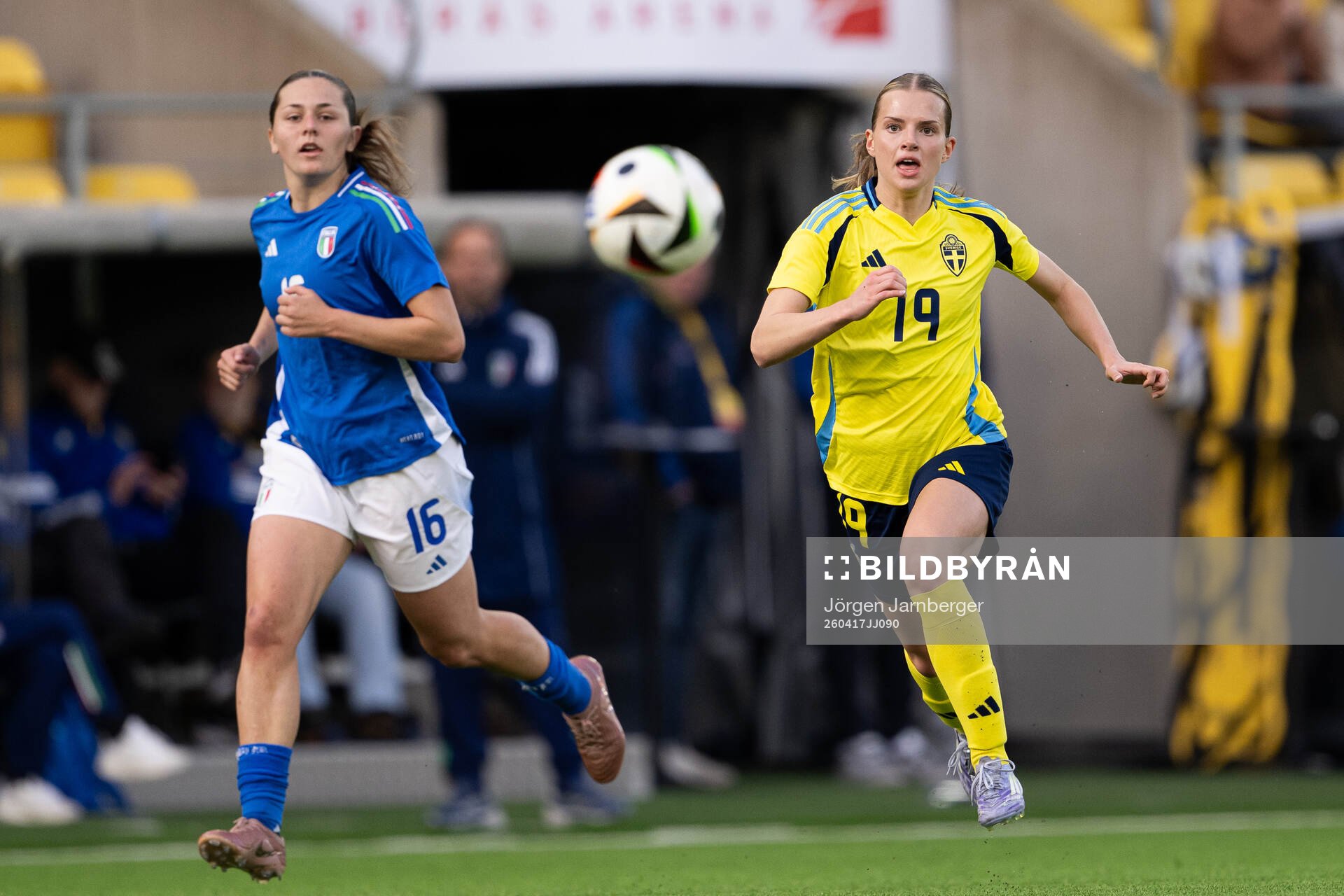 Alice Bertola of Italy and Agnes Ekberg of Sweden