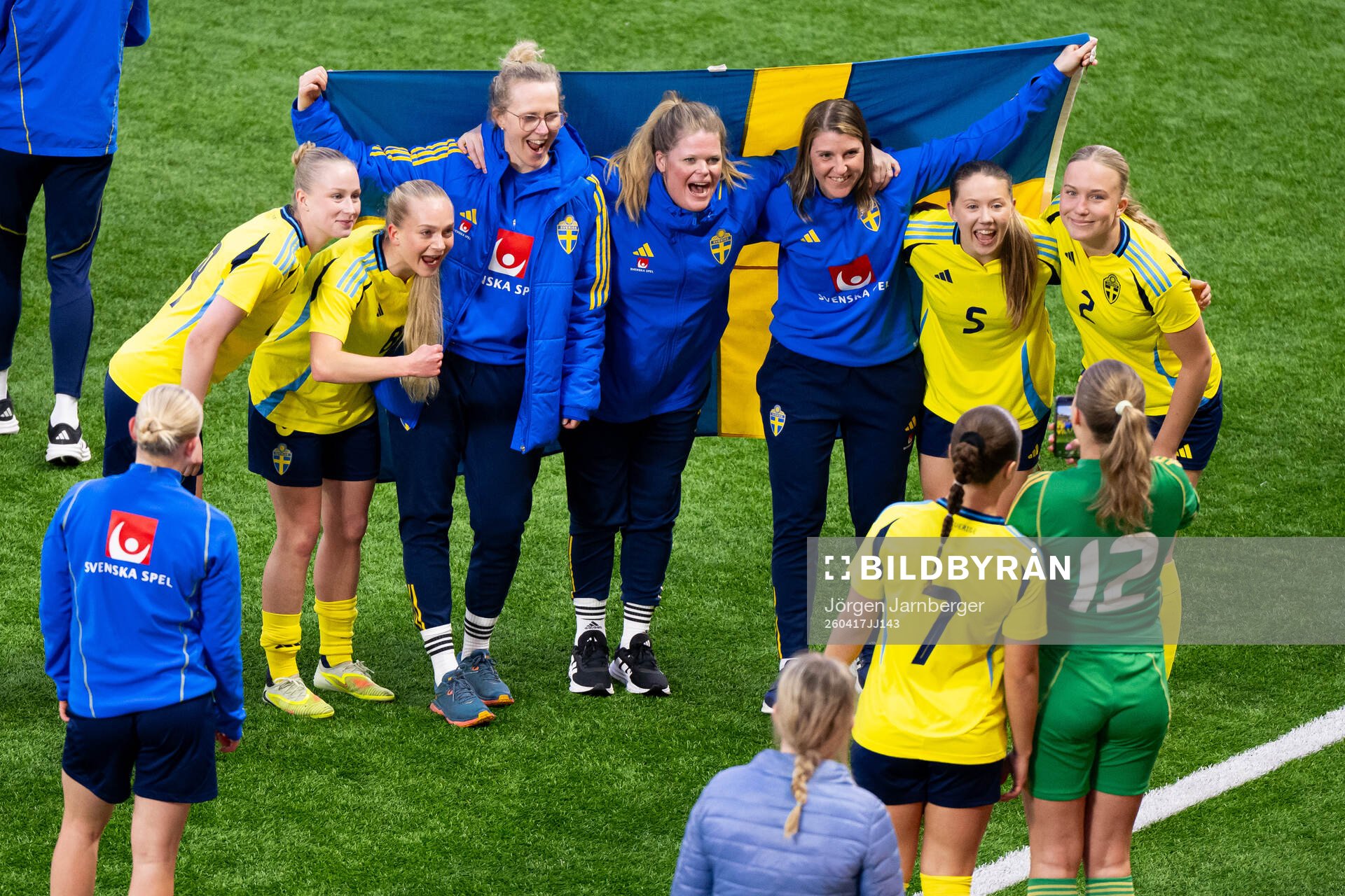 Players and coaching staff of Sweden celebrates