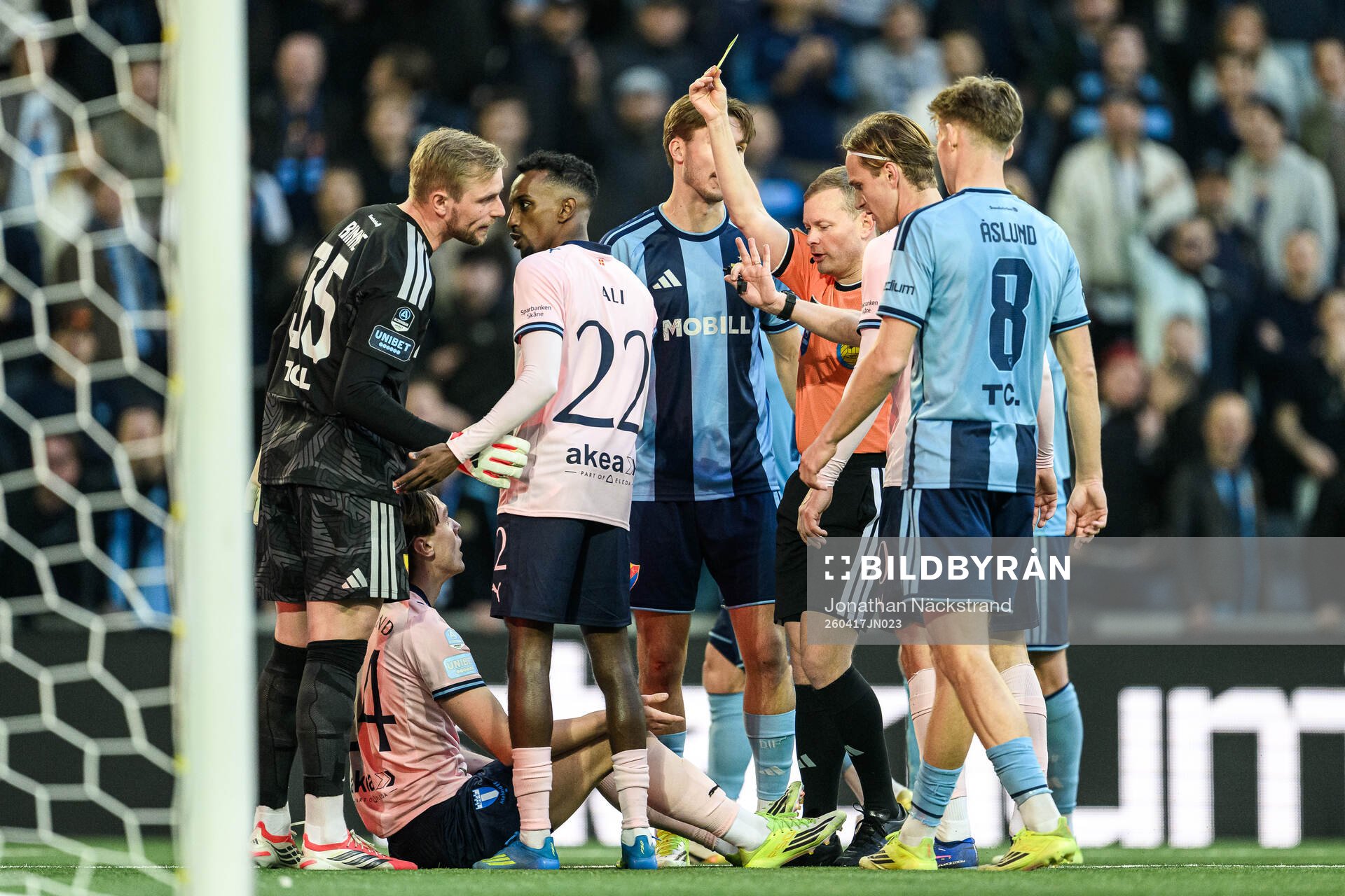 Malmö FFs Oscar Sjöstrand tilldelas ett gult kort av