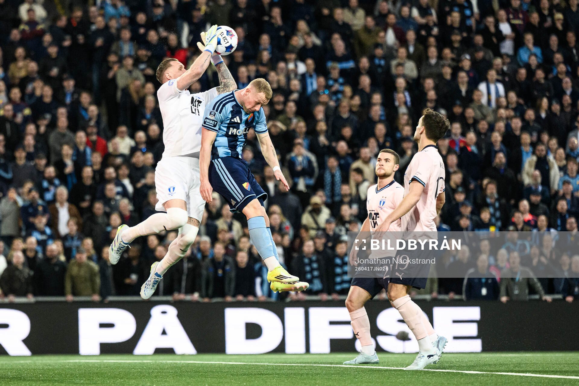 Malmö FFs målvakt Robin Olsen och Djurgårdens Kristian
