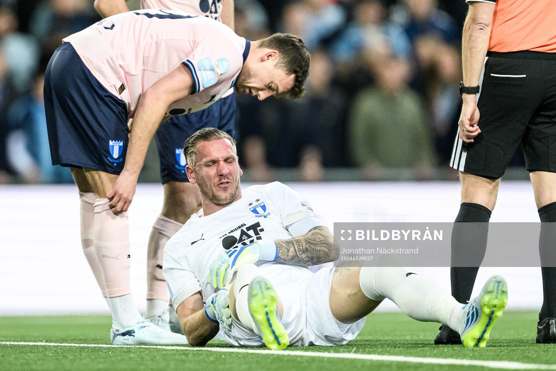 Malmö FFs målvakt Robin Olsen har ont