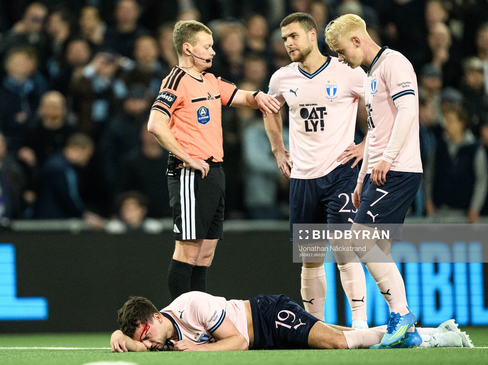 uMalmö FFs Colin Rösler har ont nder fotbollsmatchen i
