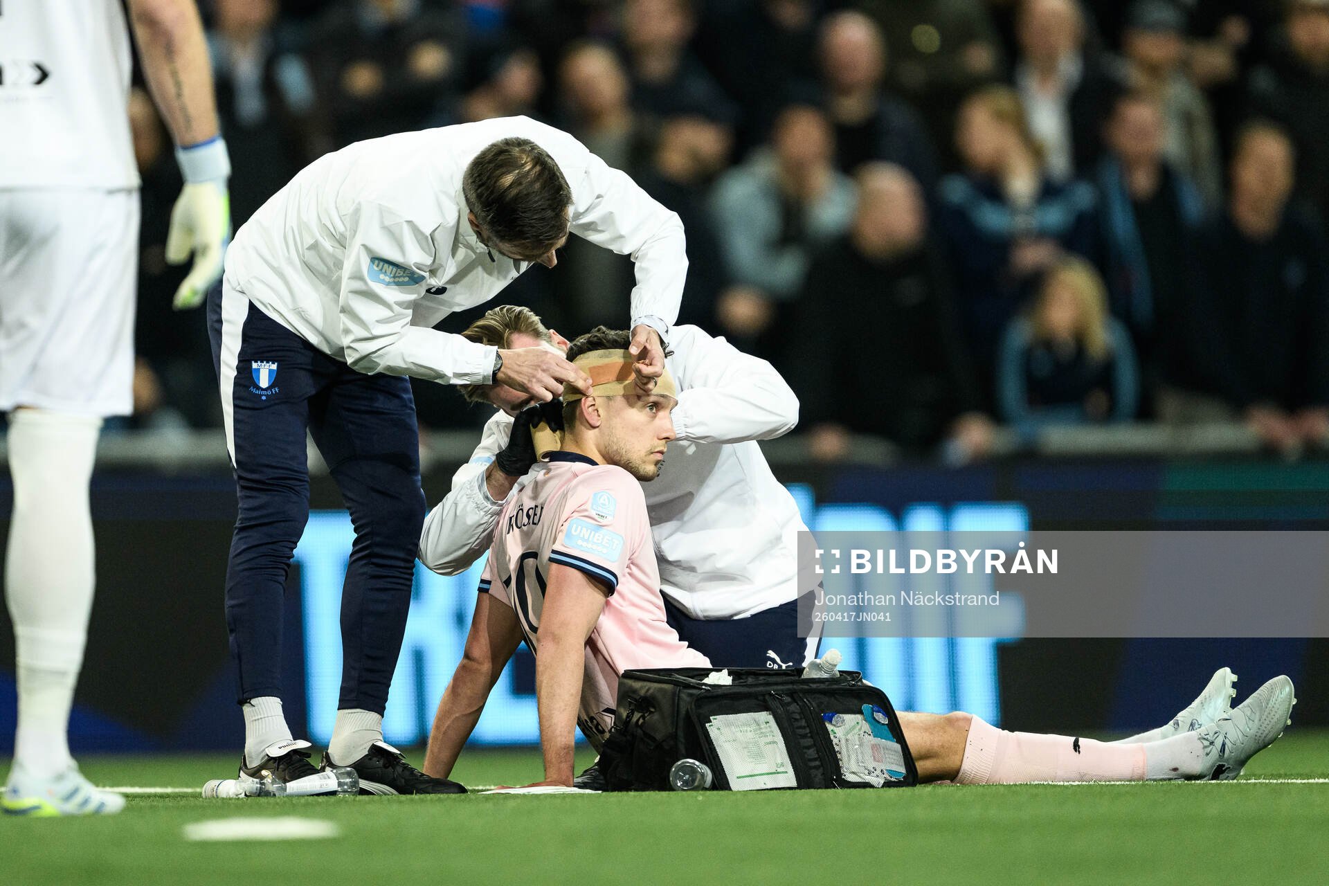 Malmö FFs Colin Rösler har ont och får vård