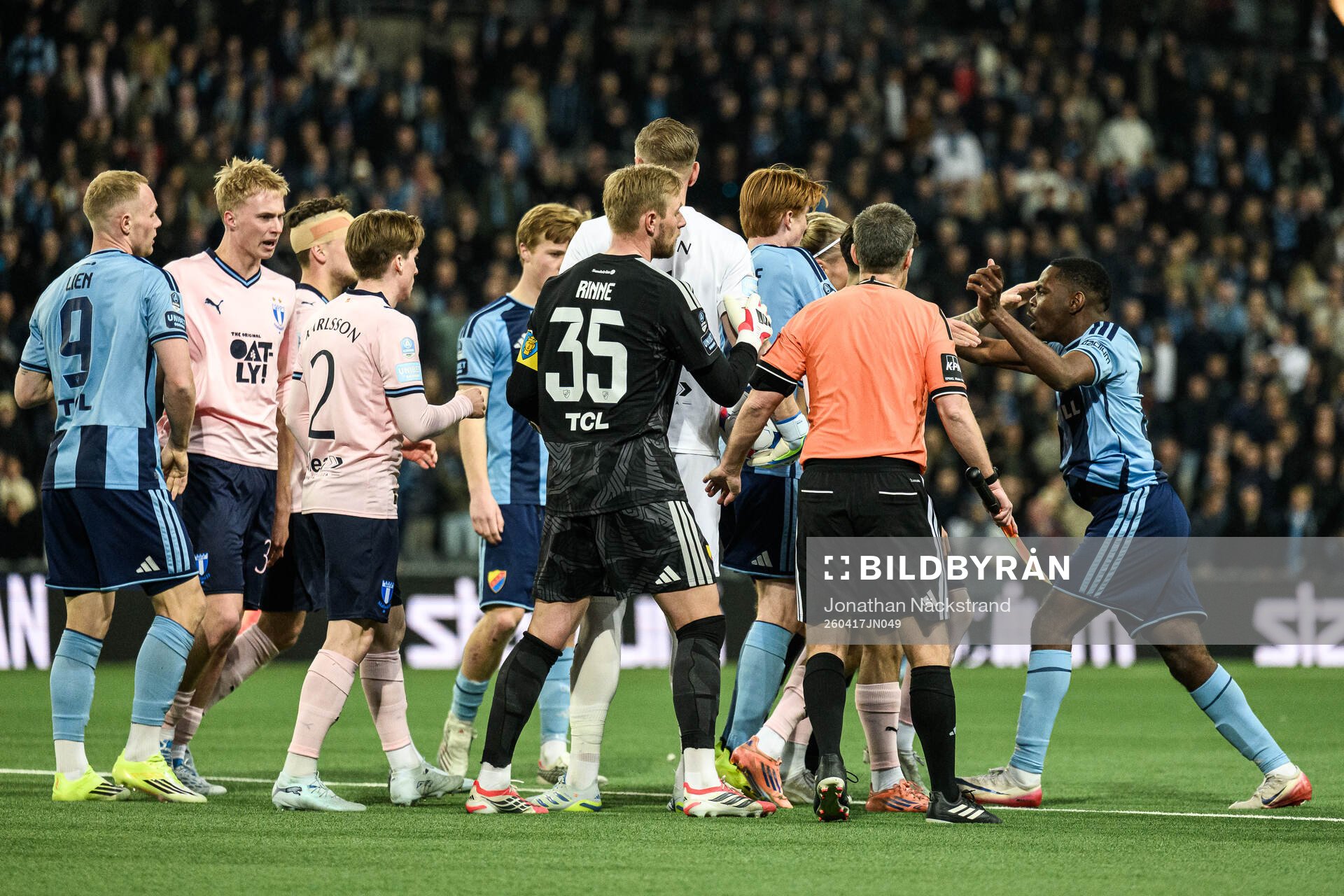 Malmö FFs målvakt Robin Olsen och Djurgårdens Leon Hien