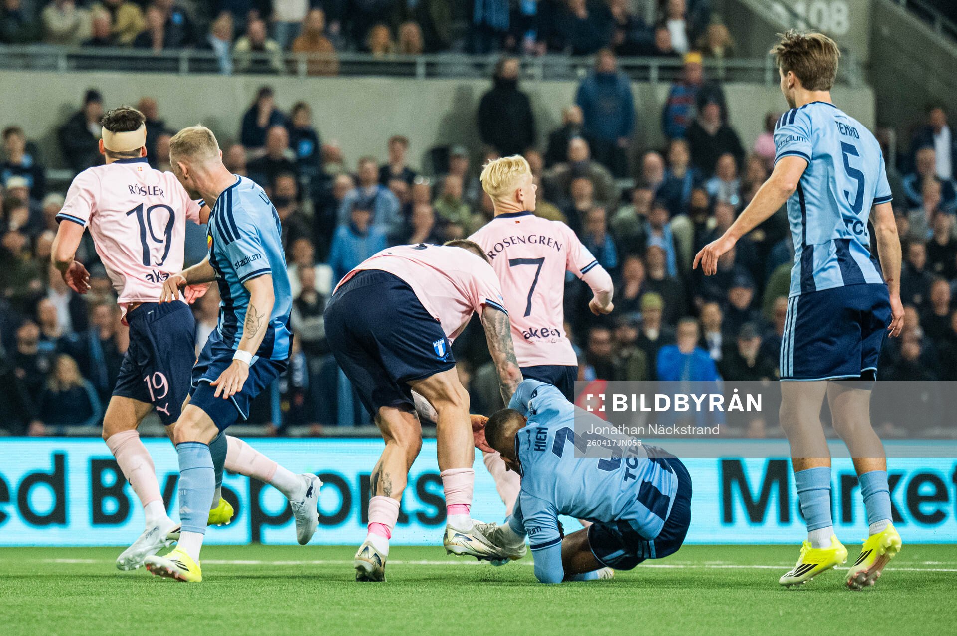 Malmö FFs Pontus Jansson och Djurgårdens Leon Hien