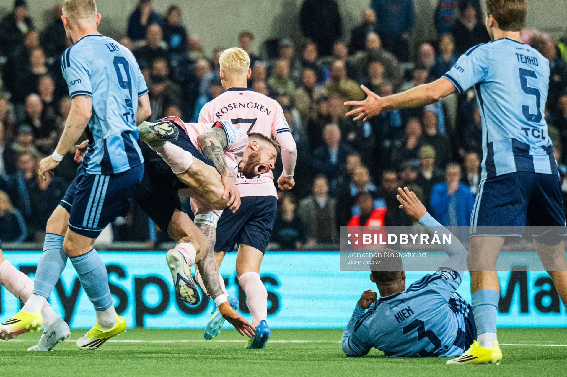 Malmö FFs Pontus Jansson och Djurgårdens Leon Hien