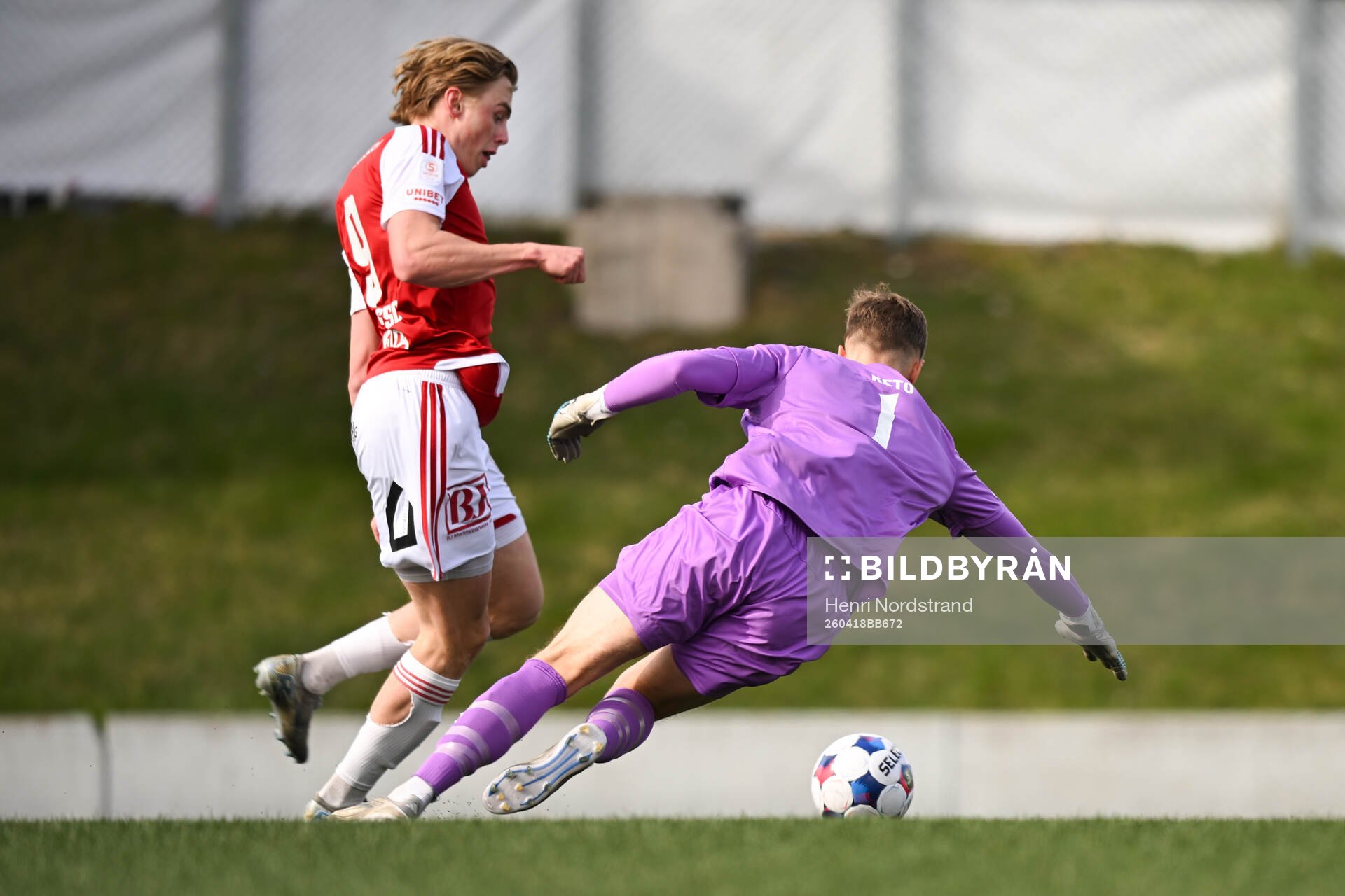Sandvikens William Thellsson och Värnamos målvakt Hugo