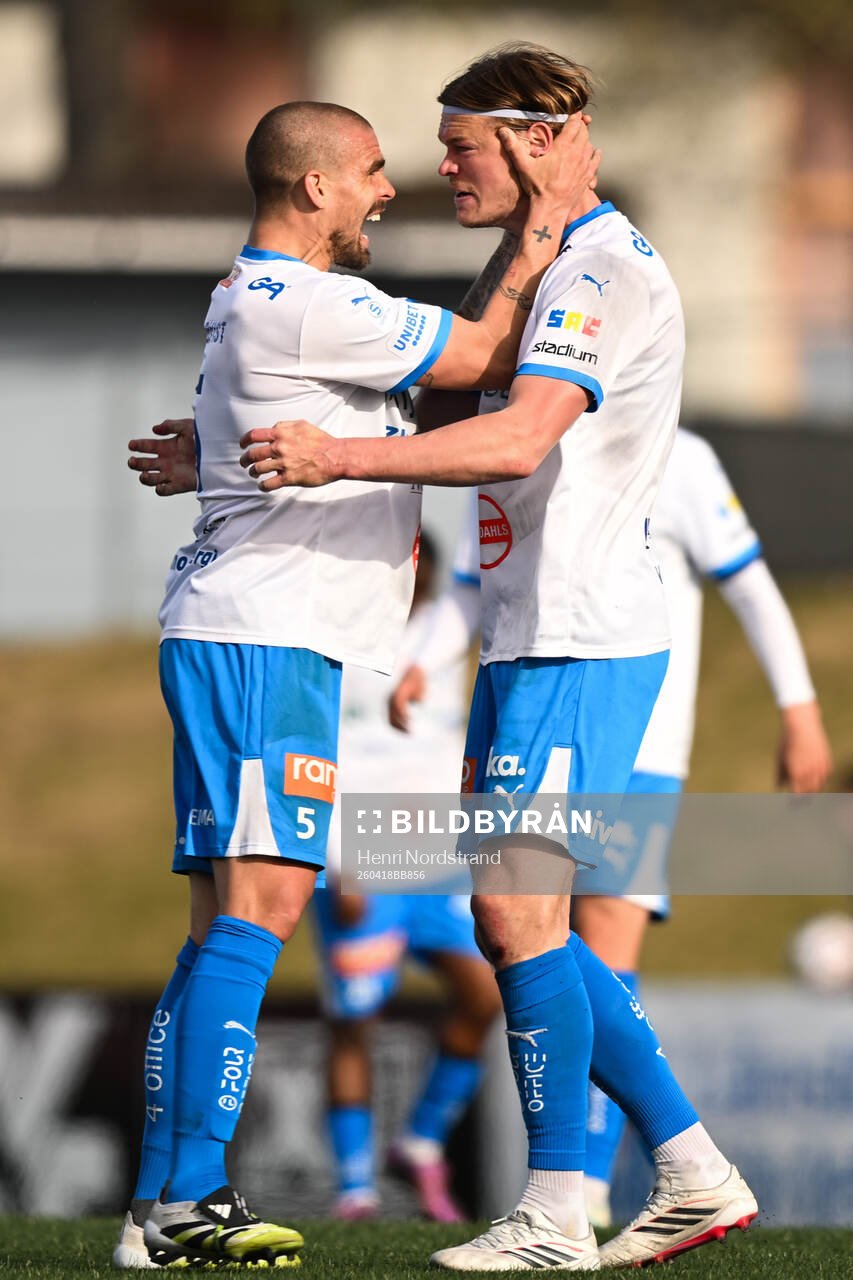 IFK Värnamos spelare jublar