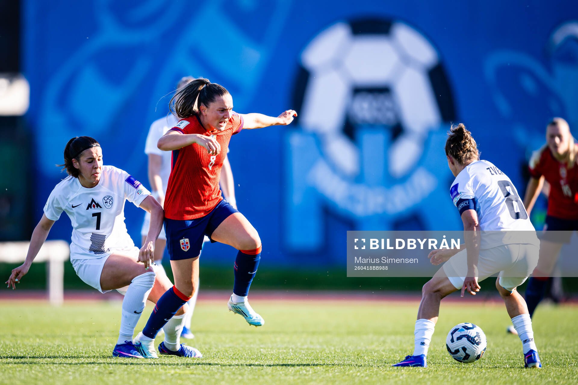 Nina Kajzba of Slovenia and Vilde Bøe Risa of Norway