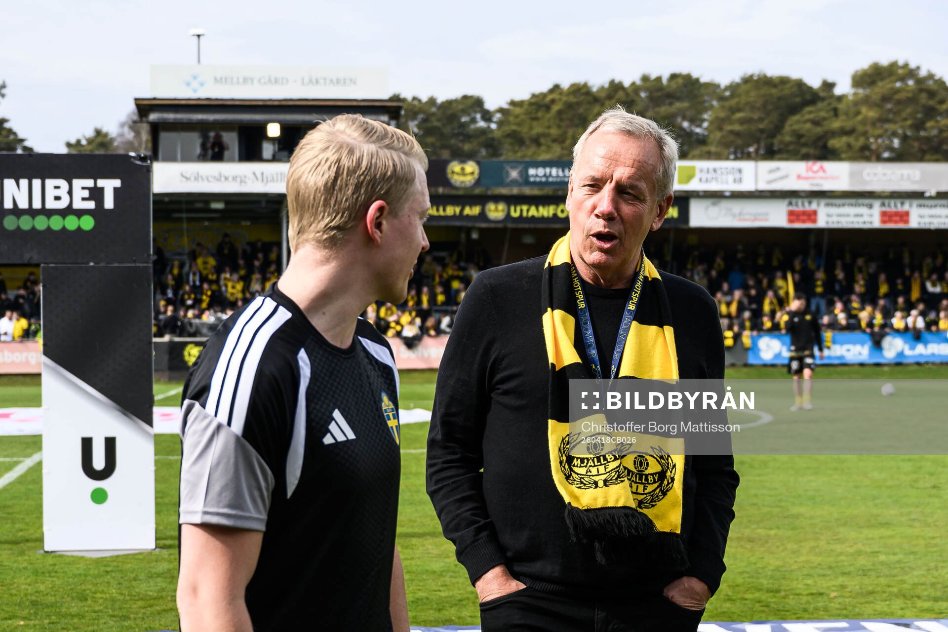 Domare Adam Ladebäck och Mjällbys sportchef Hasse Larsson