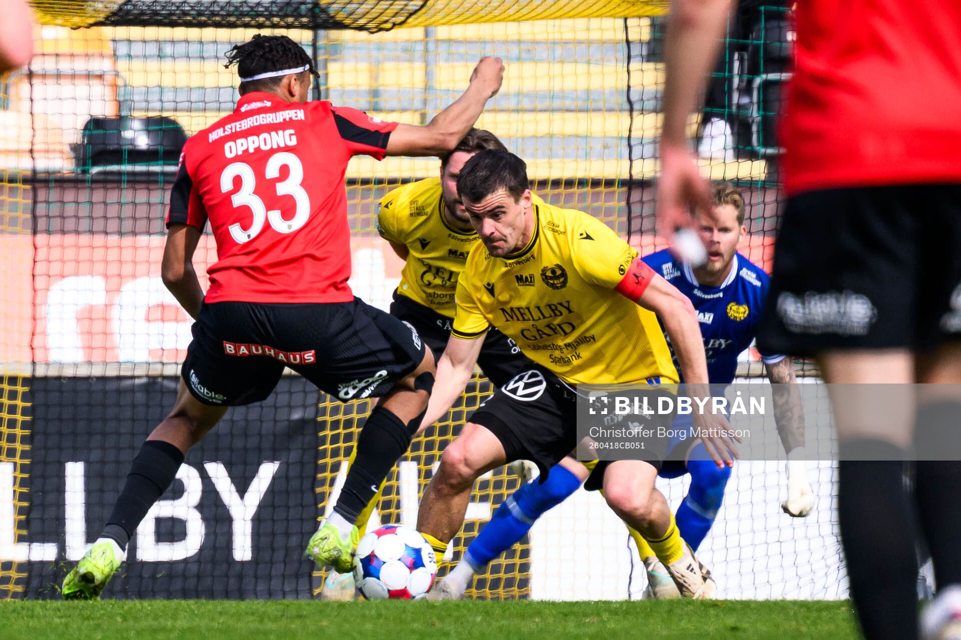 Brommapojkarnas Sion Oppong och Mjällbys Jesper Gustavsson