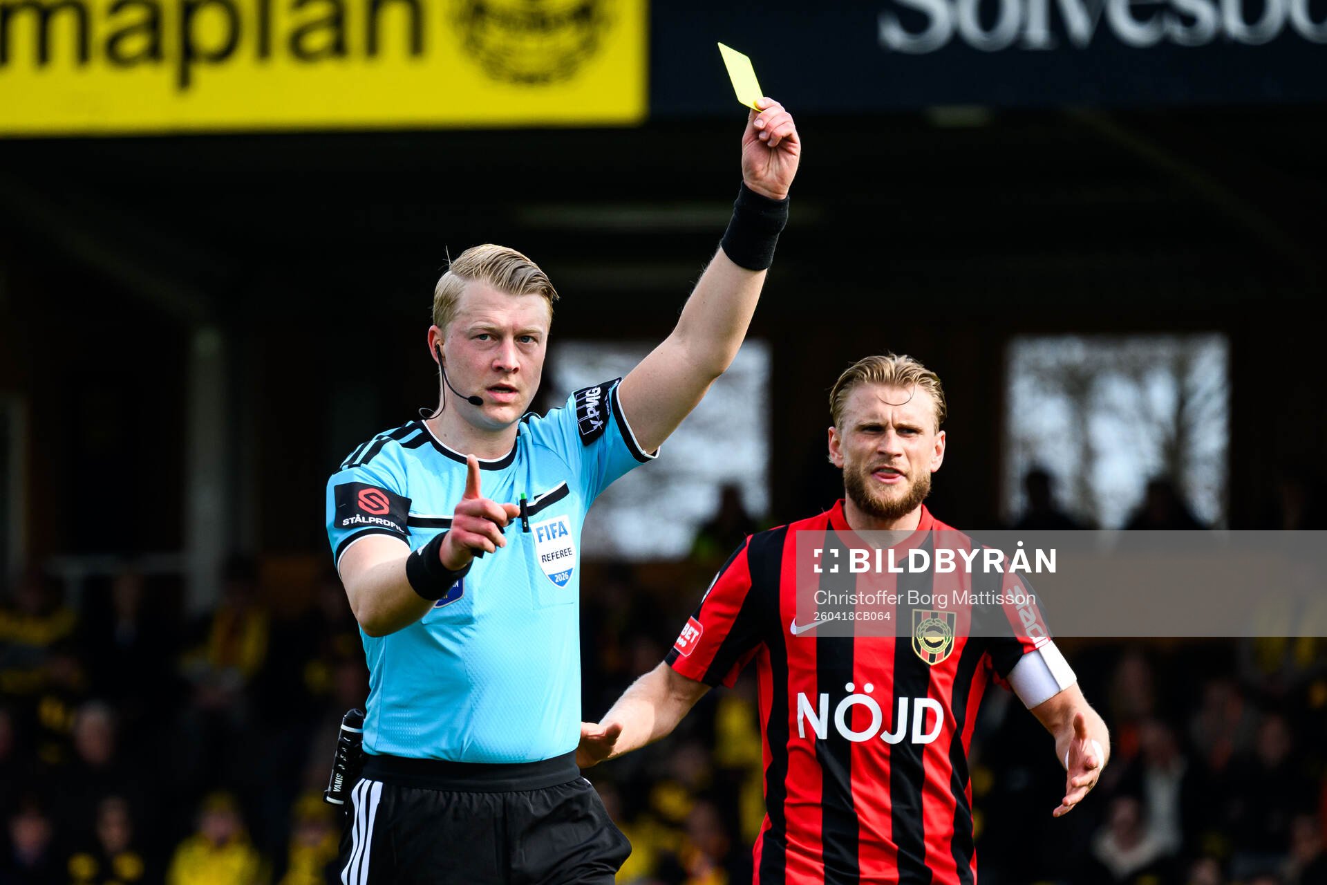 Domare Adam Ladebäck och Brommapojkarnas Simon Strand