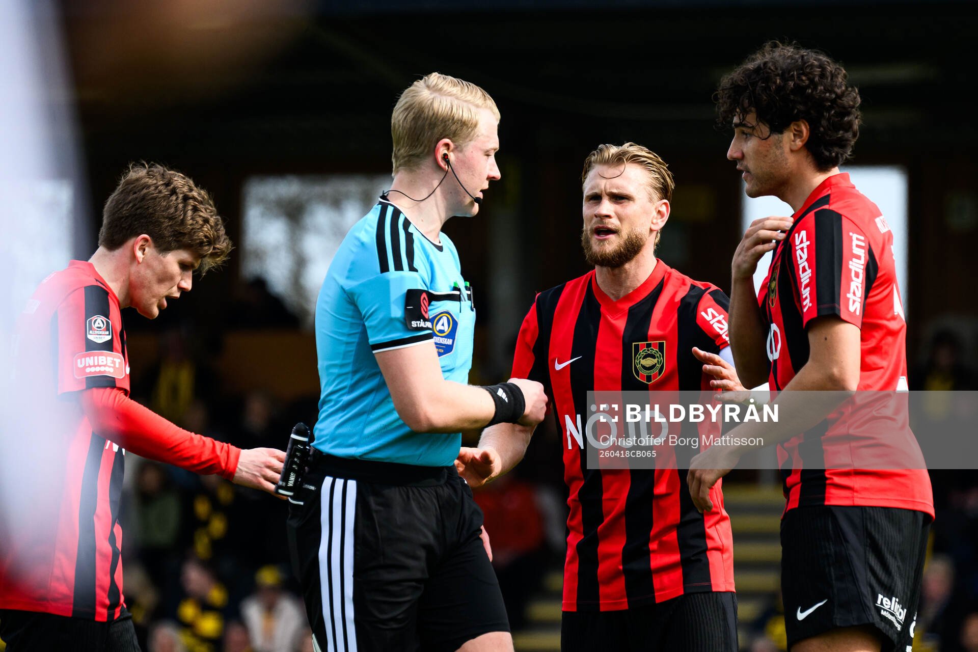 Domare Adam Ladebäck och Brommapojkarnas Simon Strand