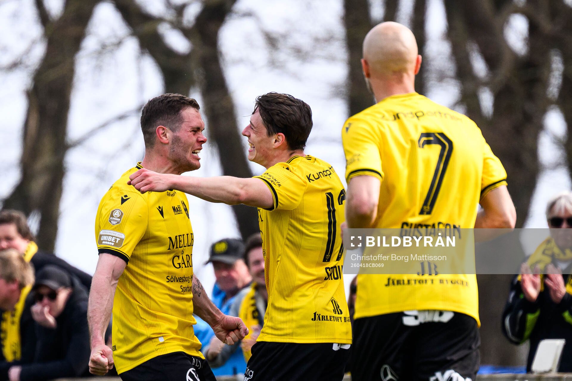 Mjällbys Jacob Bergström och Elliot Stroud jublar