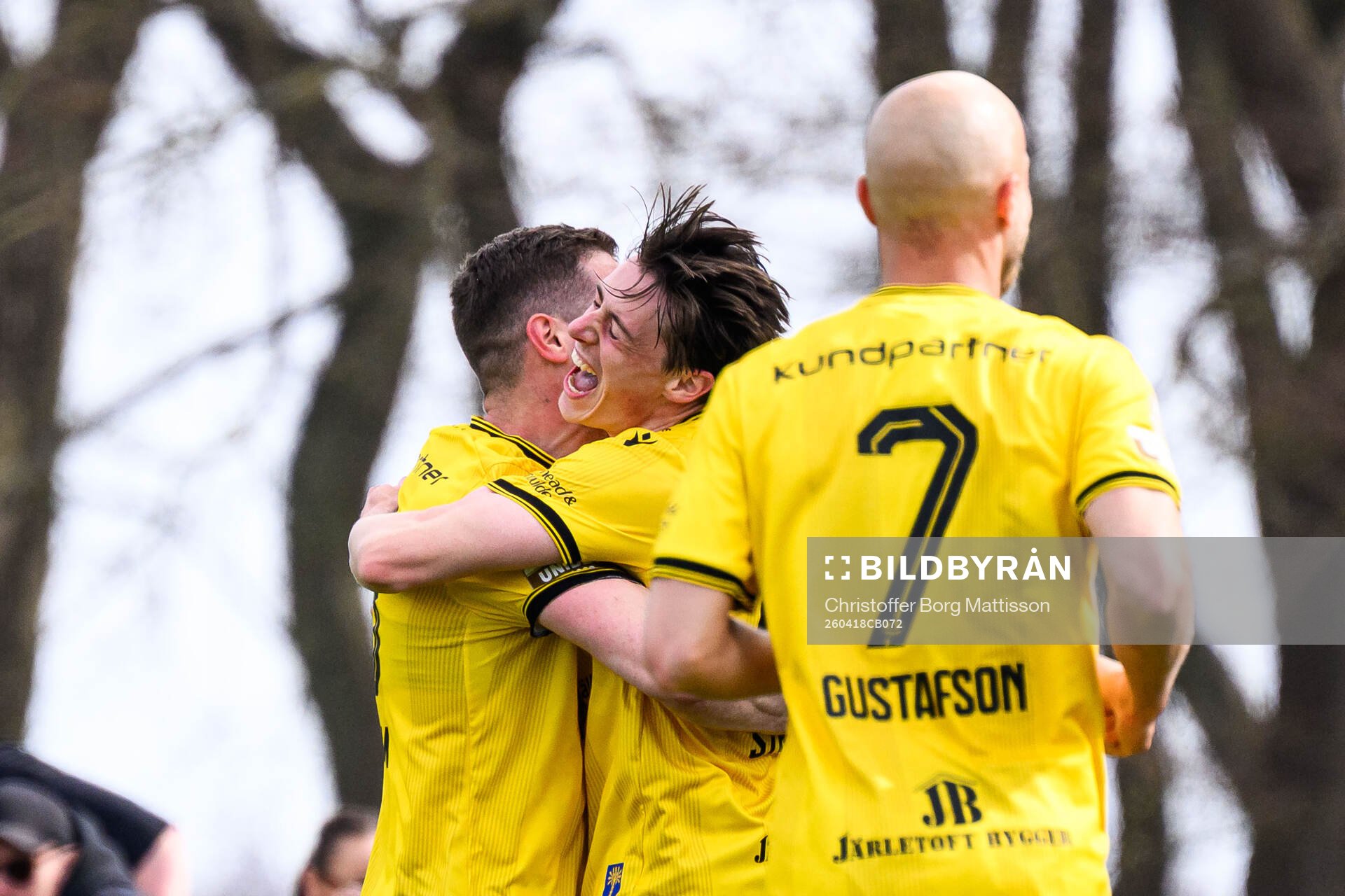 Mjällbys Jacob Bergström och Elliot Stroud jublar