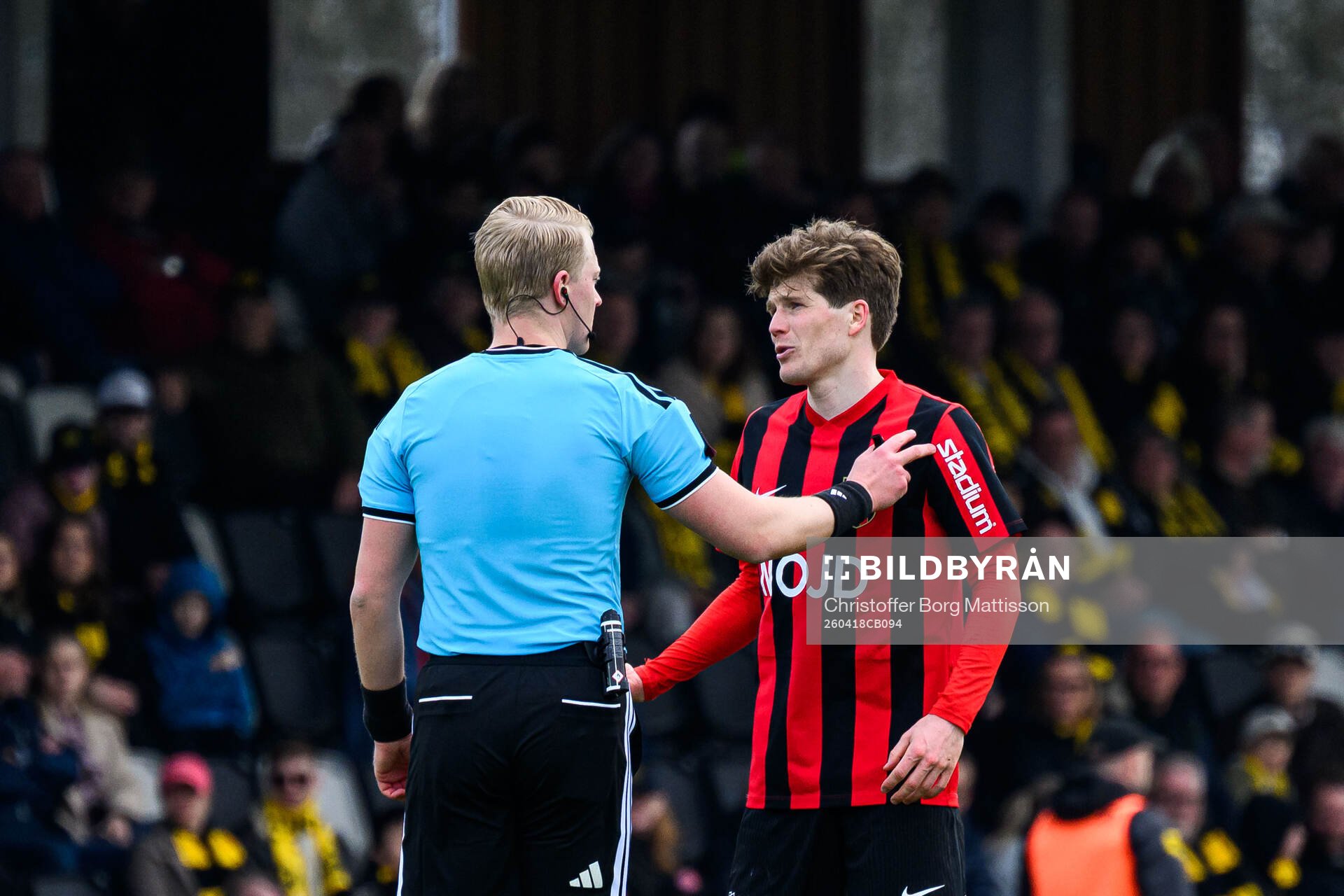 Domare Adam Ladebäck och Brommapojkarnas Oliver Berg